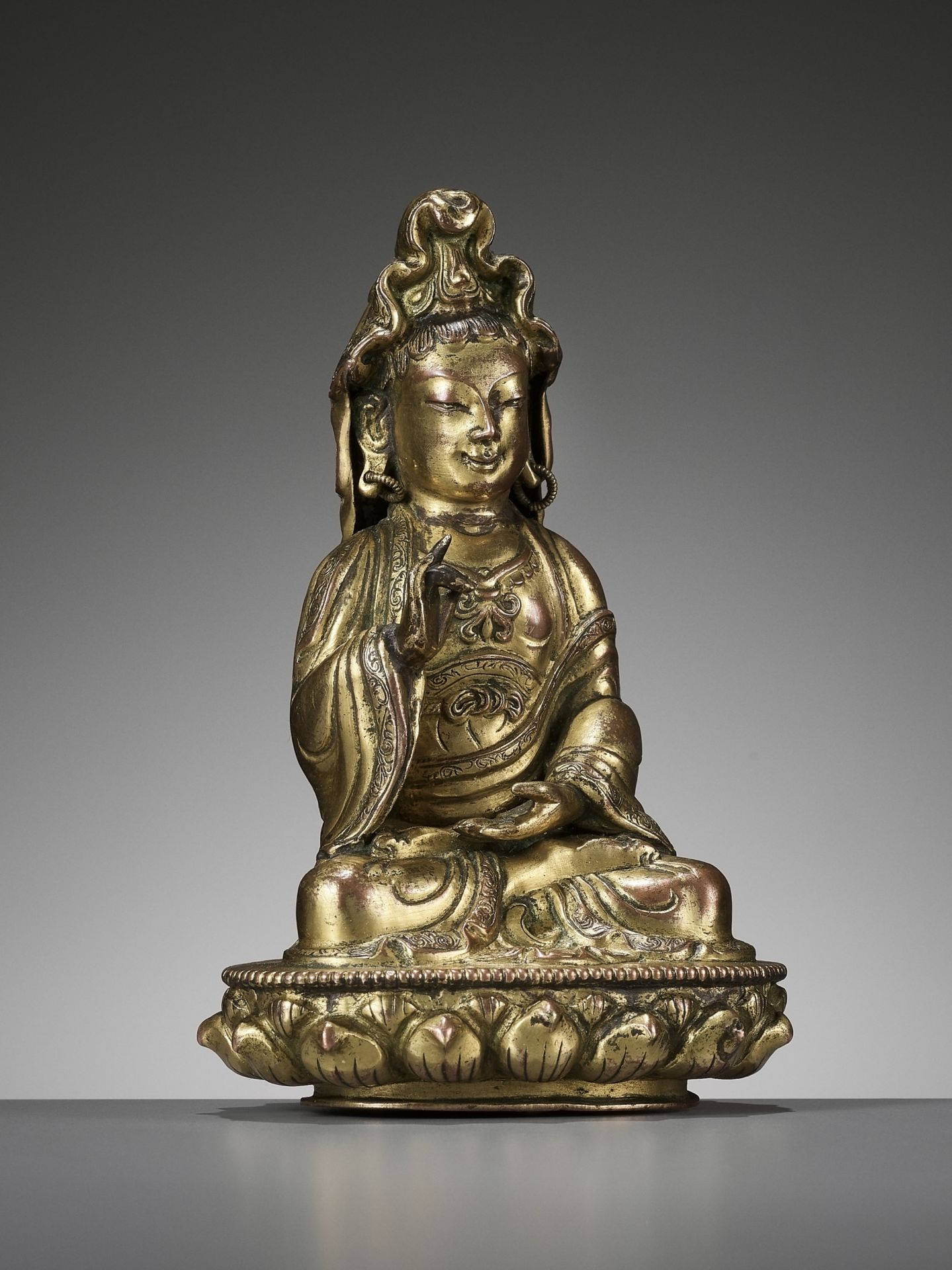 A GILT COPPER ALLOY FIGURE OF GUANYIN, 18TH CENTURY