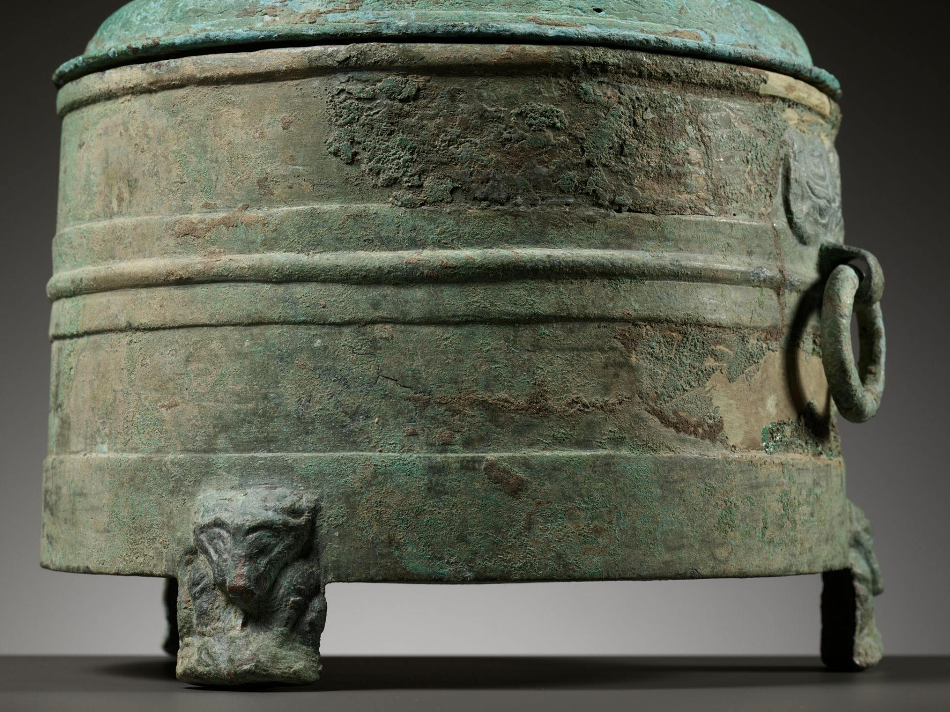 A RARE BRONZE TRIPOD VESSEL AND COVER, LIAN, HAN DYNASTY - Image 13 of 17