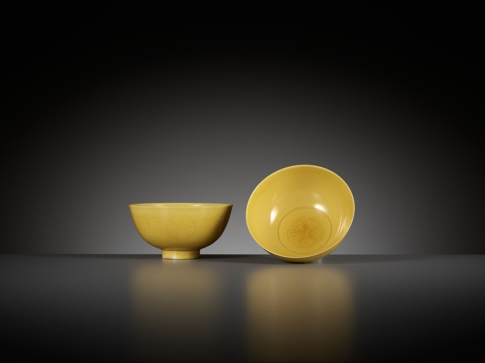 AN EXCEEDINGLY RARE PAIR OF INCISED YELLOW-GLAZED 'FLORAL MEDALLION' BOWLS, KANGXI MARKS AND PERIOD - Image 20 of 26