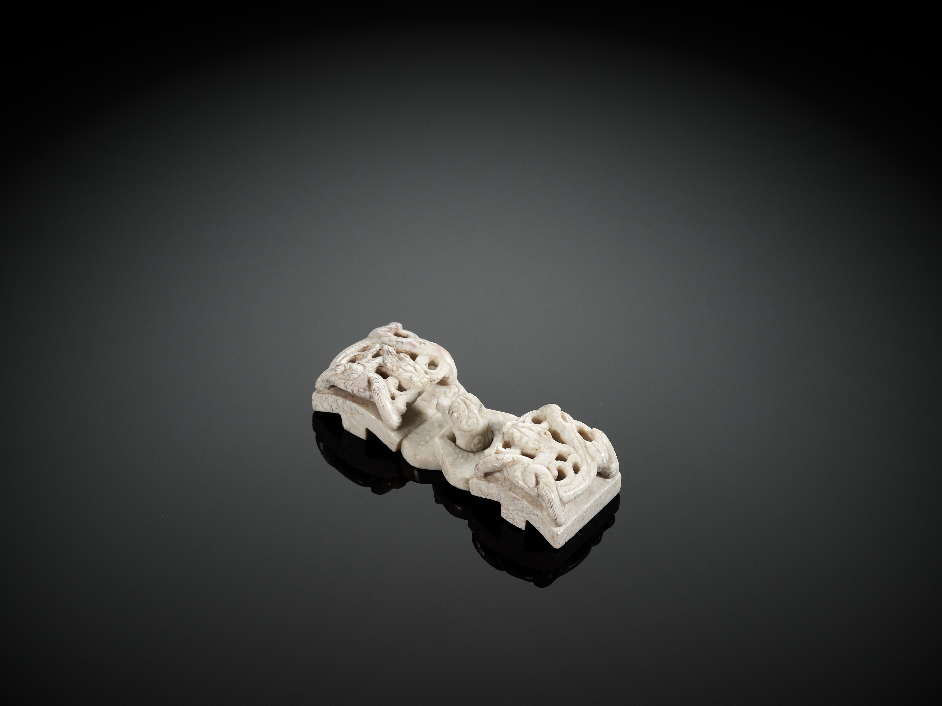 A CHICKEN BONE JADE 'CHILONG' BELT HOOK AND BUCKLE, MING DYNASTY - Image 5 of 10