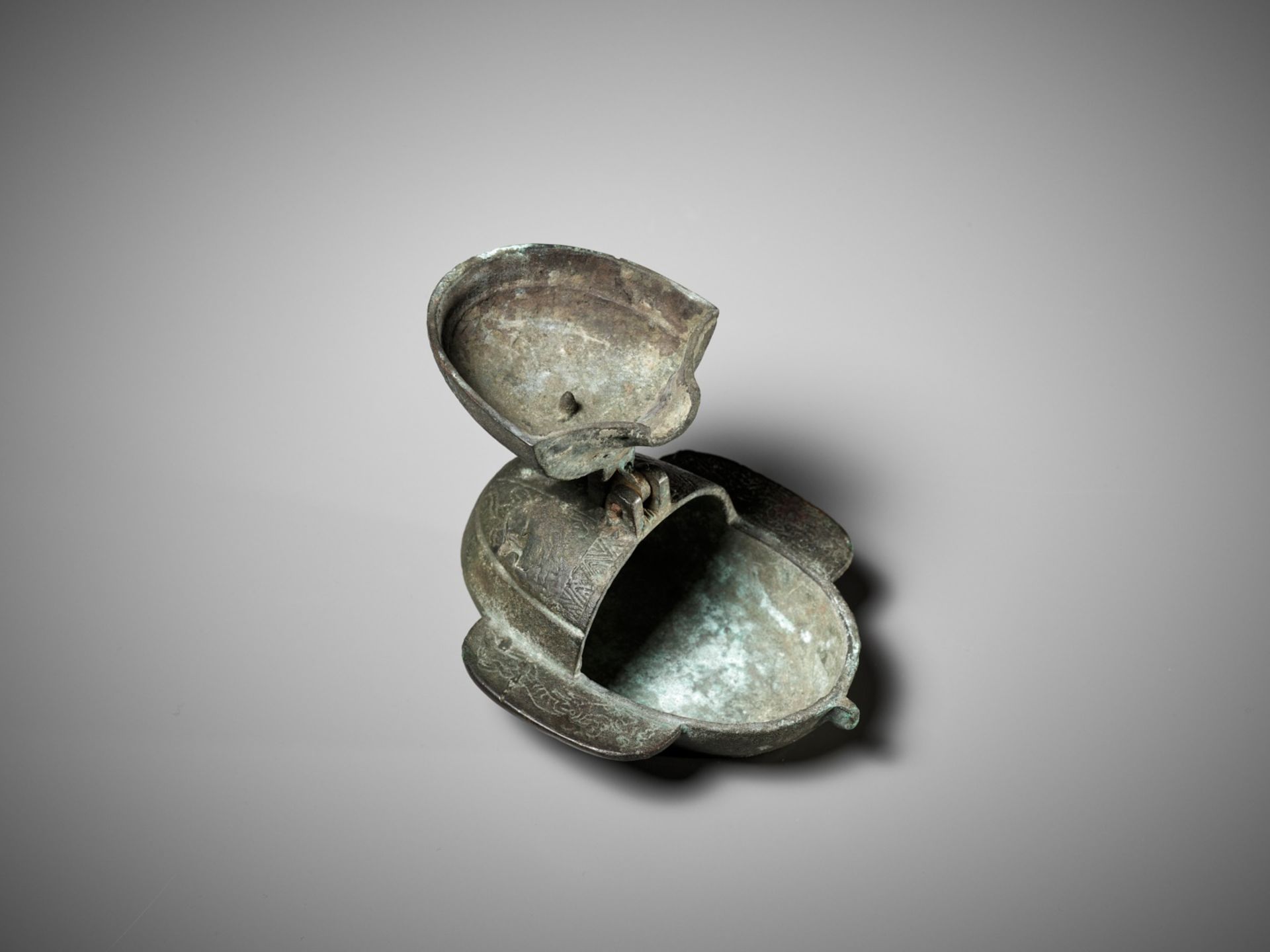 AN OVAL BRONZE FOLDING OIL LAMP, DENG, HAN DYNASTY - Image 14 of 16