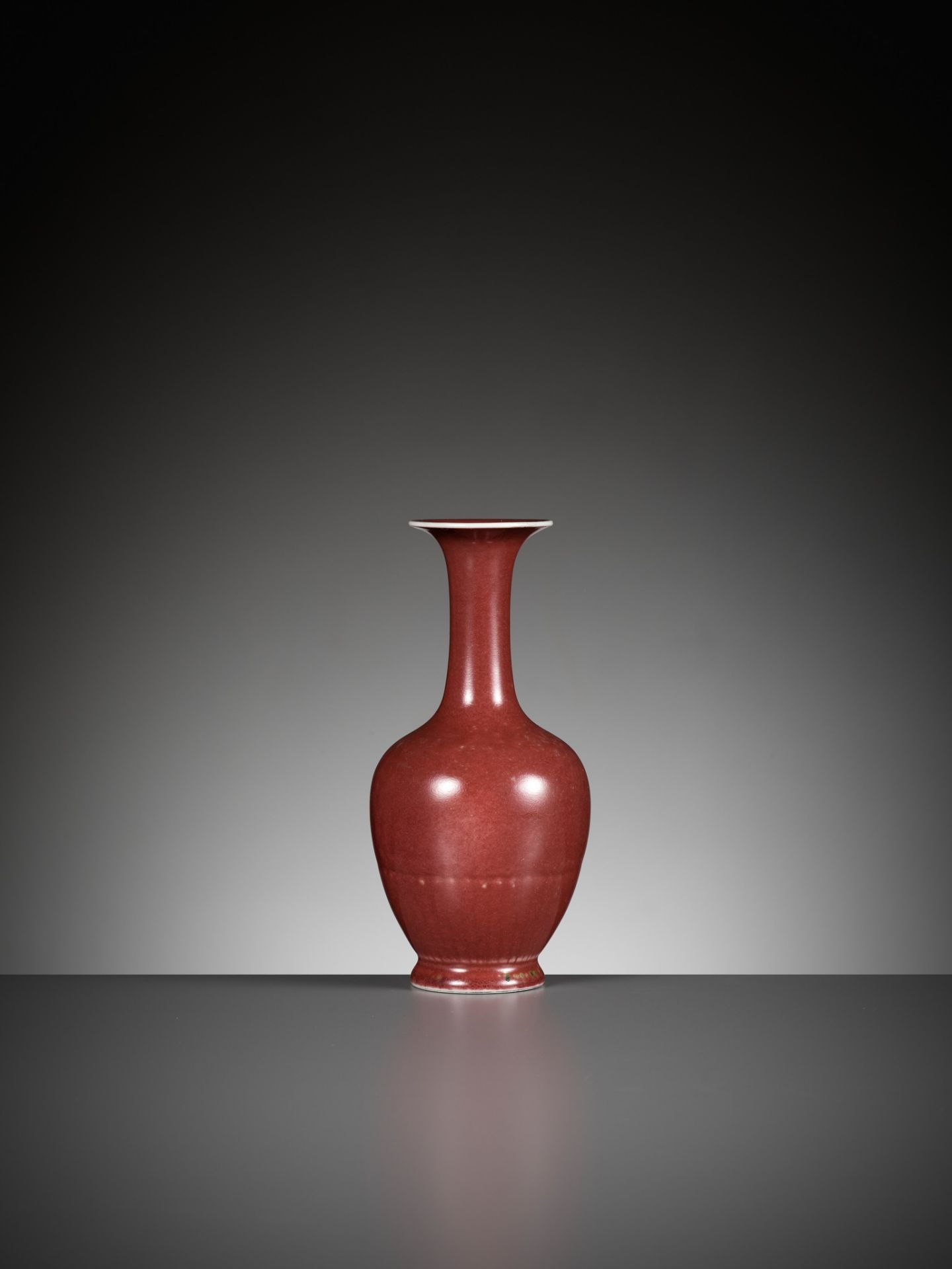 A PEACHBLOOM-GLAZED 'CHRYSANTHEMUM' VASE, JUBAN PING, 19TH CENTURY - Bild 9 aus 16