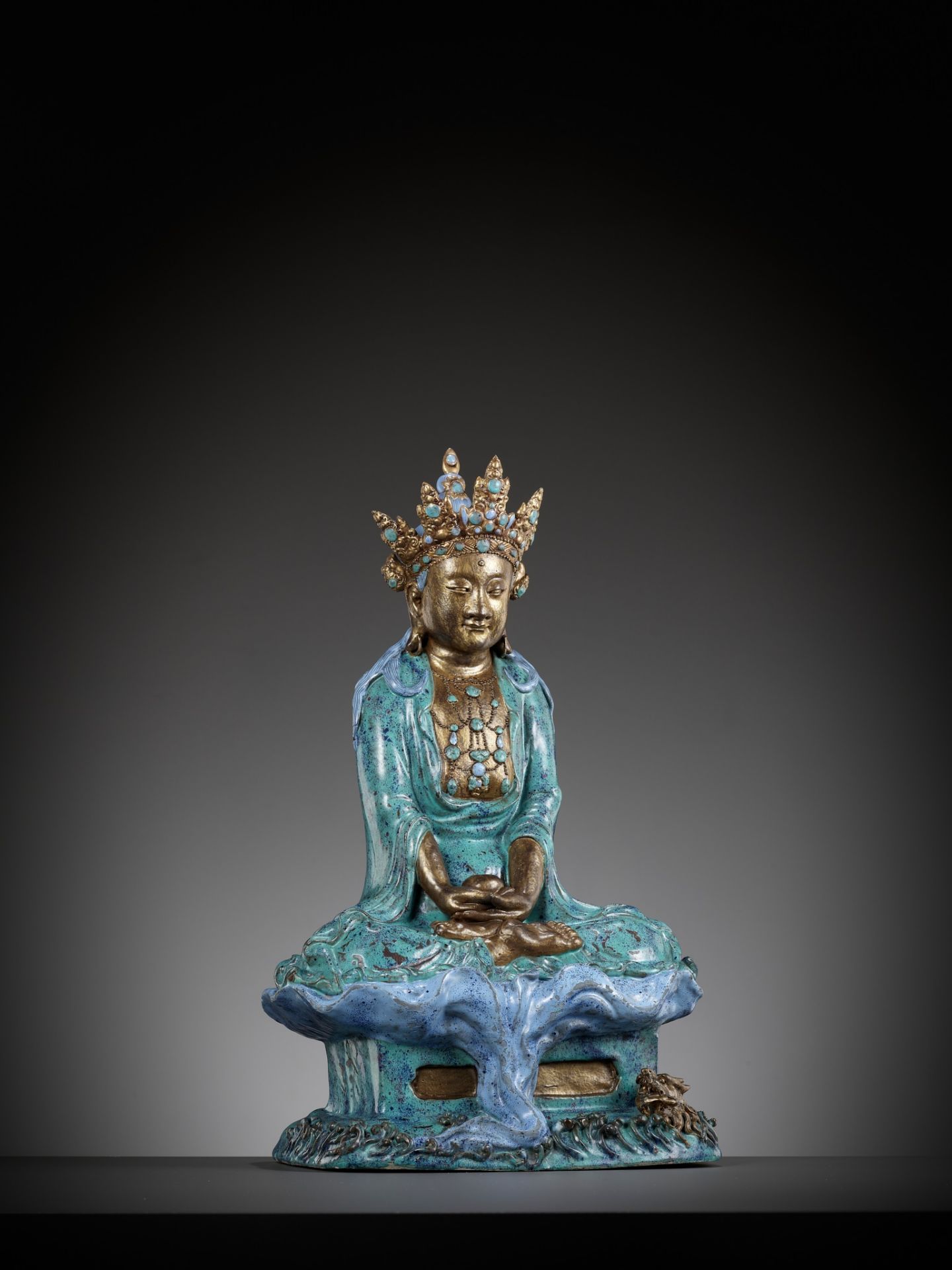 A VERY LARGE 'ROBIN'S EGG' ENAMELED AND GILT PORCELAIN FIGURE OF AMITAYUS,QIANLONG TO JIAQING PERIOD - Bild 2 aus 17