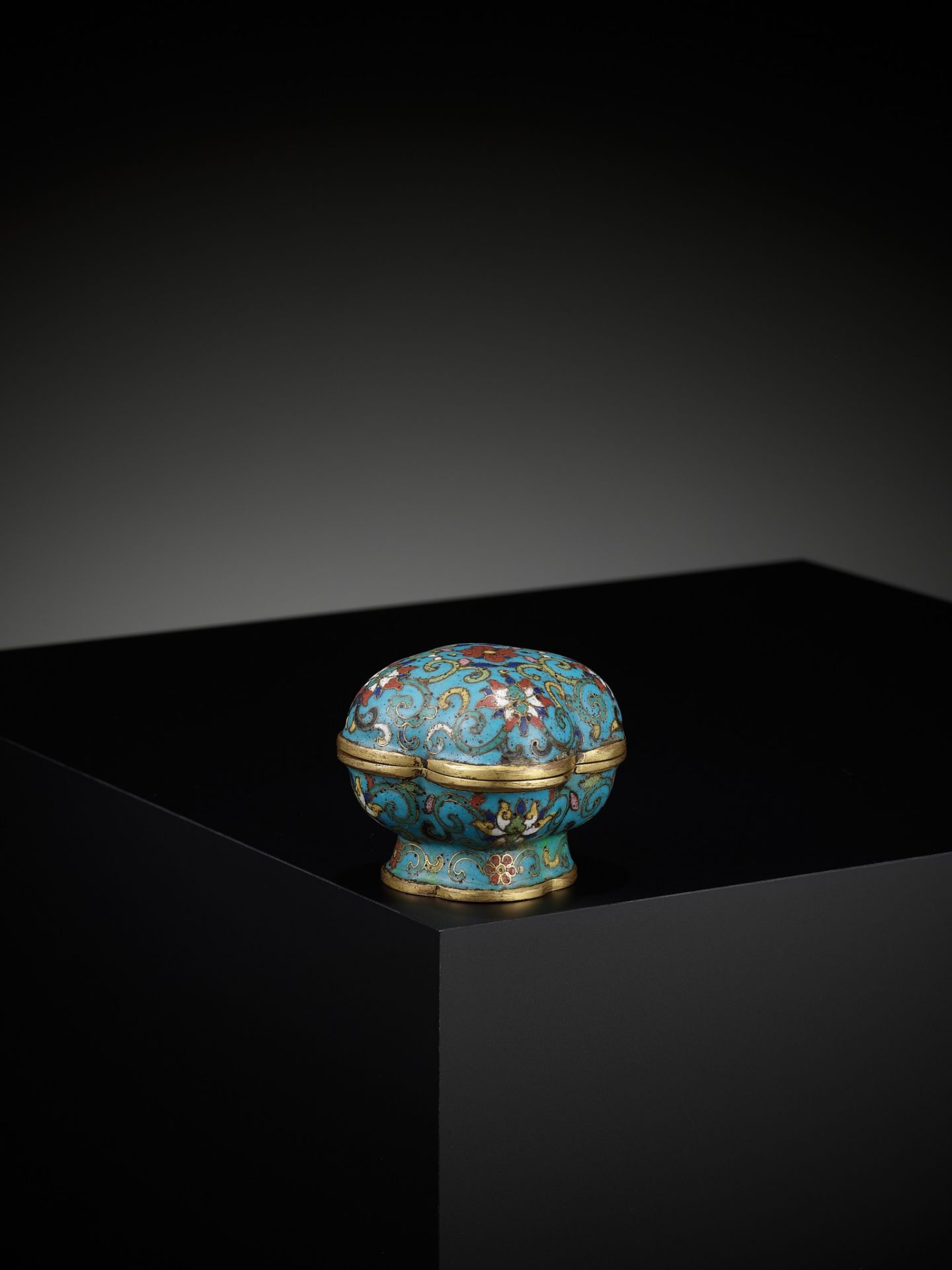 AN EXTREMELY RARE CLOISONNE ENAMEL QUADRILOBED BOX AND COVER, QIANLONG MARK AND OF THE PERIOD - Image 11 of 21