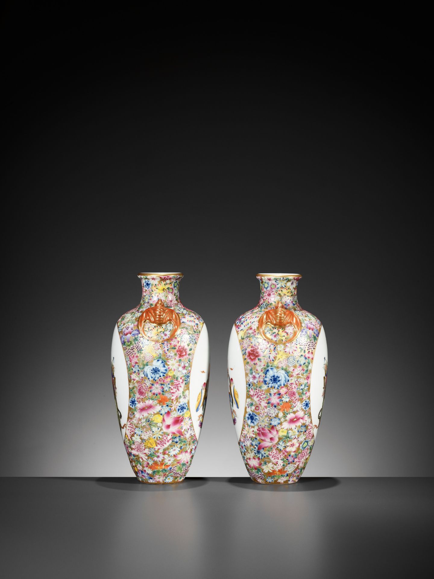 A PAIR OF FAMILLE ROSE 'MILLEFLEUR' VASES, LATE QING TO REPUBLIC - Bild 7 aus 13