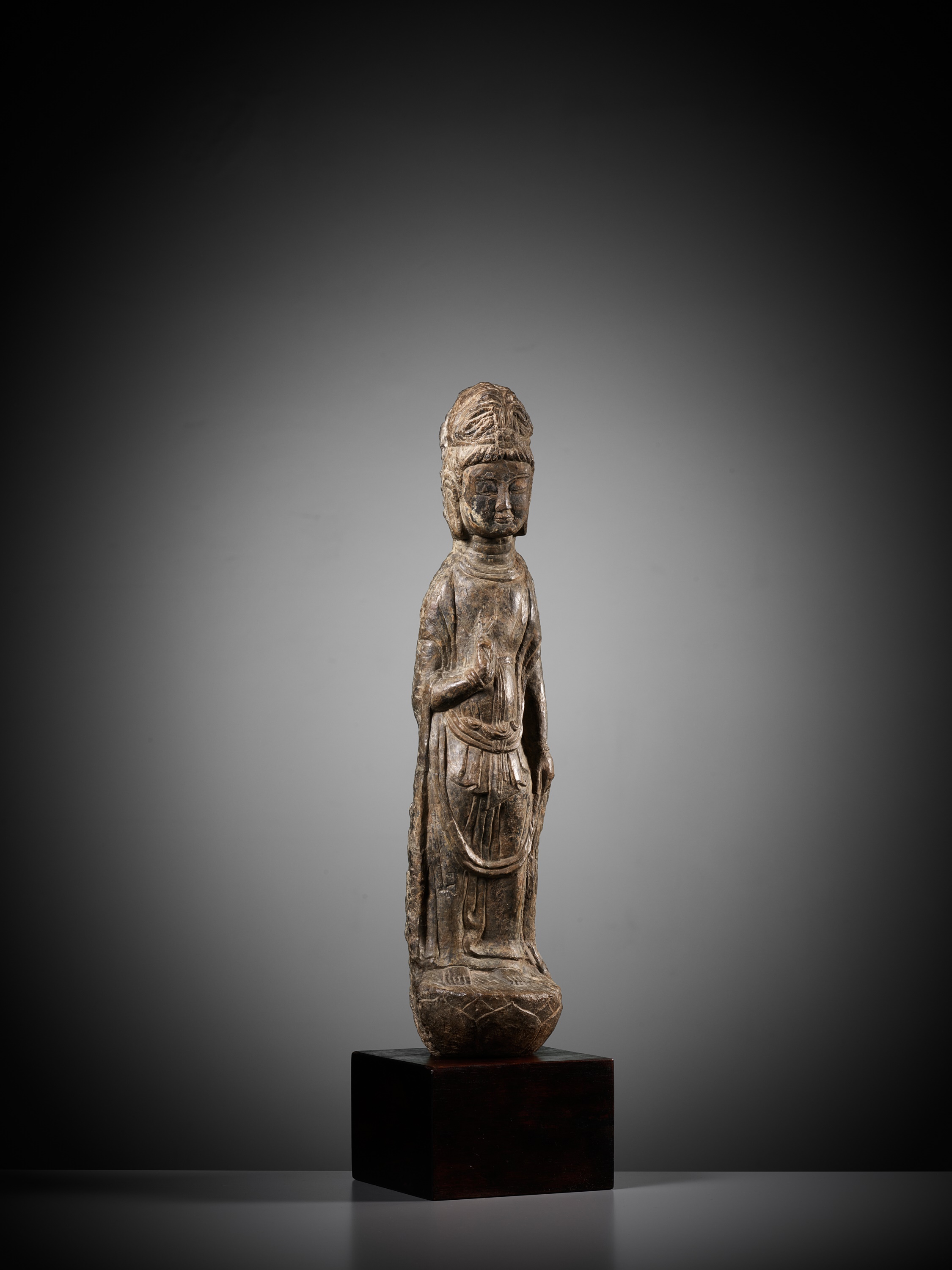A RARE AND IMPORTANT LIMESTONE FIGURE OF A BODHISATTVA, LONGMEN GROTTOES, NORTHERN WEI DYNASTY - Image 12 of 18