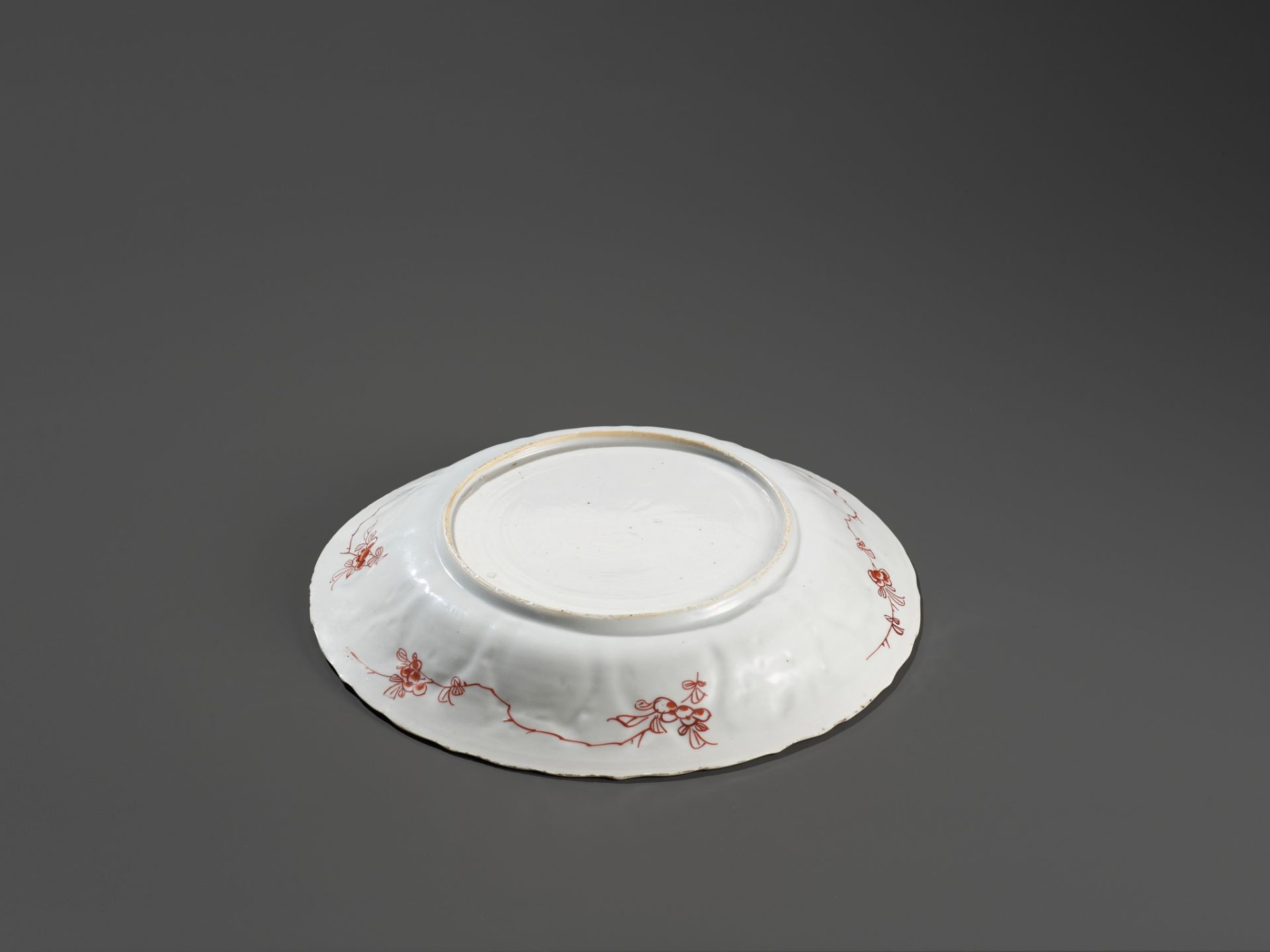 A BARBED-RIM IRON-RED AND GILT-DECORATED 'LADIES' DISH, KANGXI PERIOD - Image 5 of 6