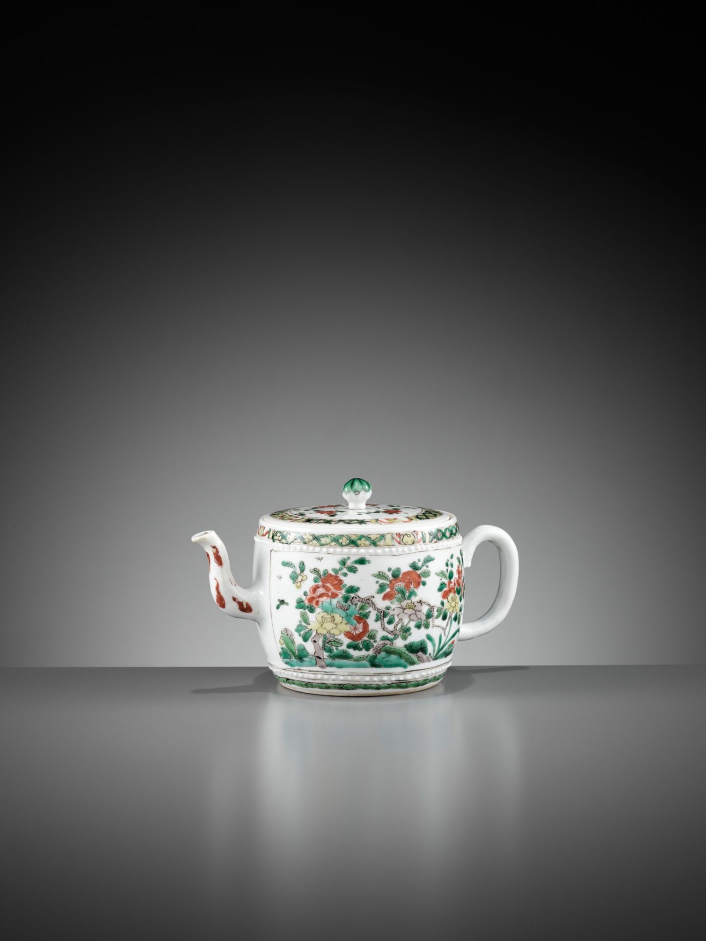 A FAMILLE VERTE BARREL-SHAPED TEAPOT AND COVER, KANGXI PERIOD - Bild 11 aus 14