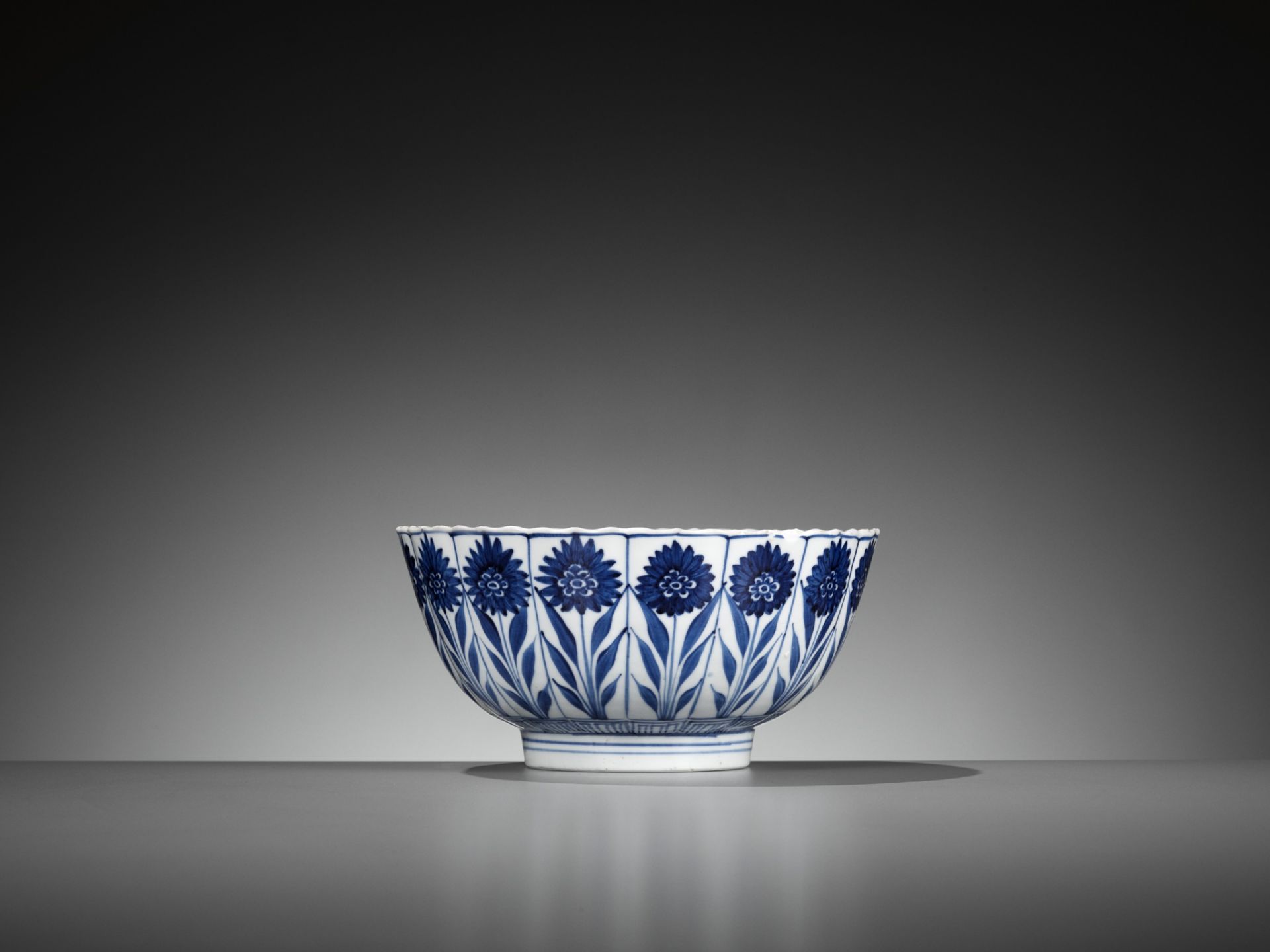A BLUE AND WHITE 'ASTER' BOWL, KANGXI PERIOD - Image 9 of 10