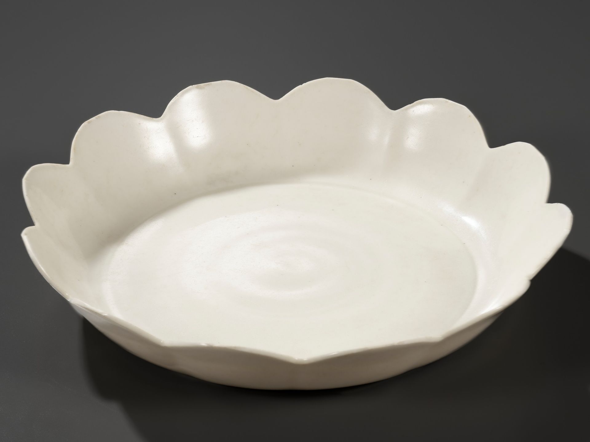 AN EXTREMELY RARE DINGYAO PETAL-LOBED DISH, SONG DYNASTY - Image 7 of 9