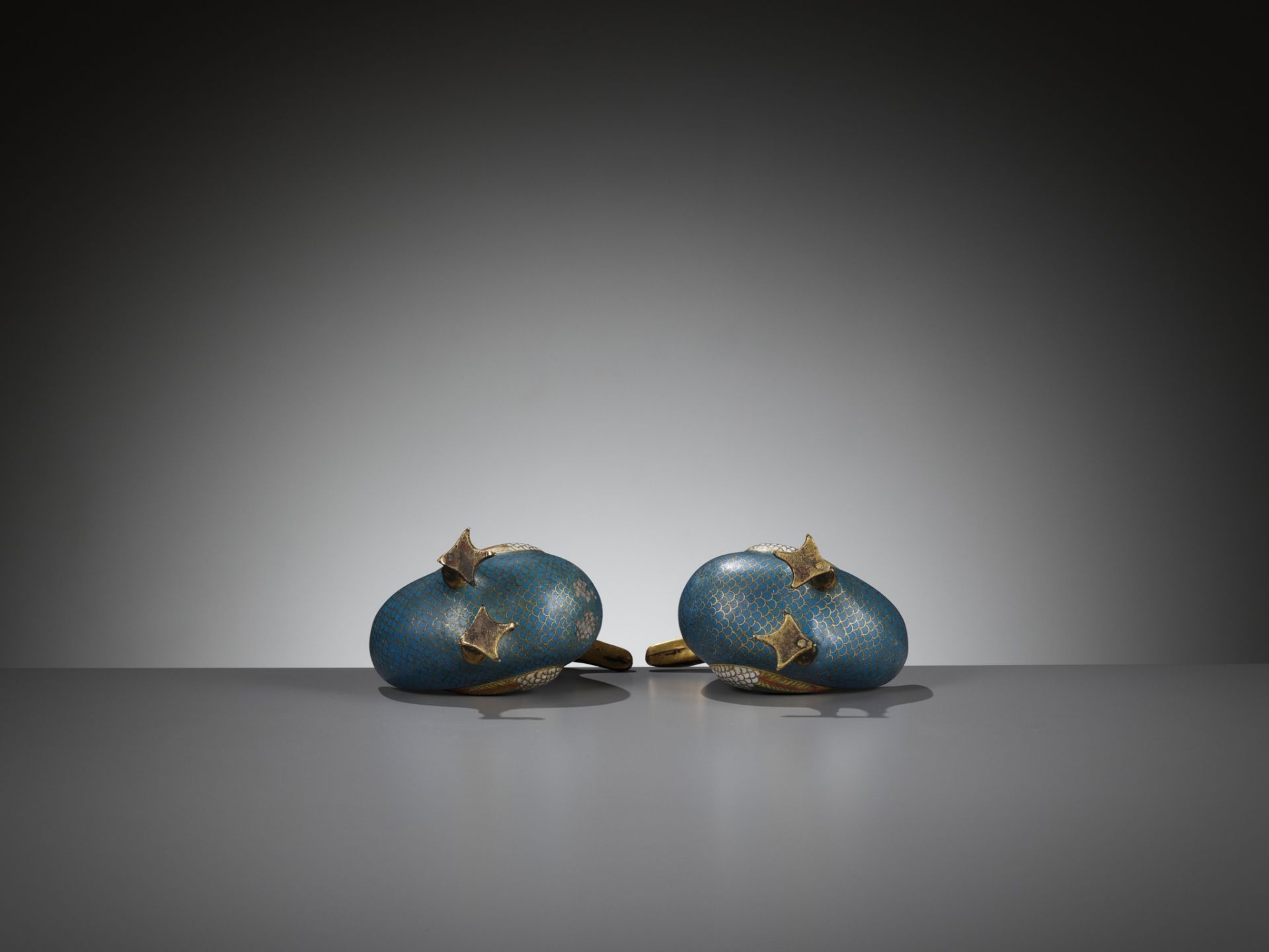 A PAIR OF CLOISONNE ENAMEL FIGURES OF DUCKS, QING DYNASTY - Image 8 of 8