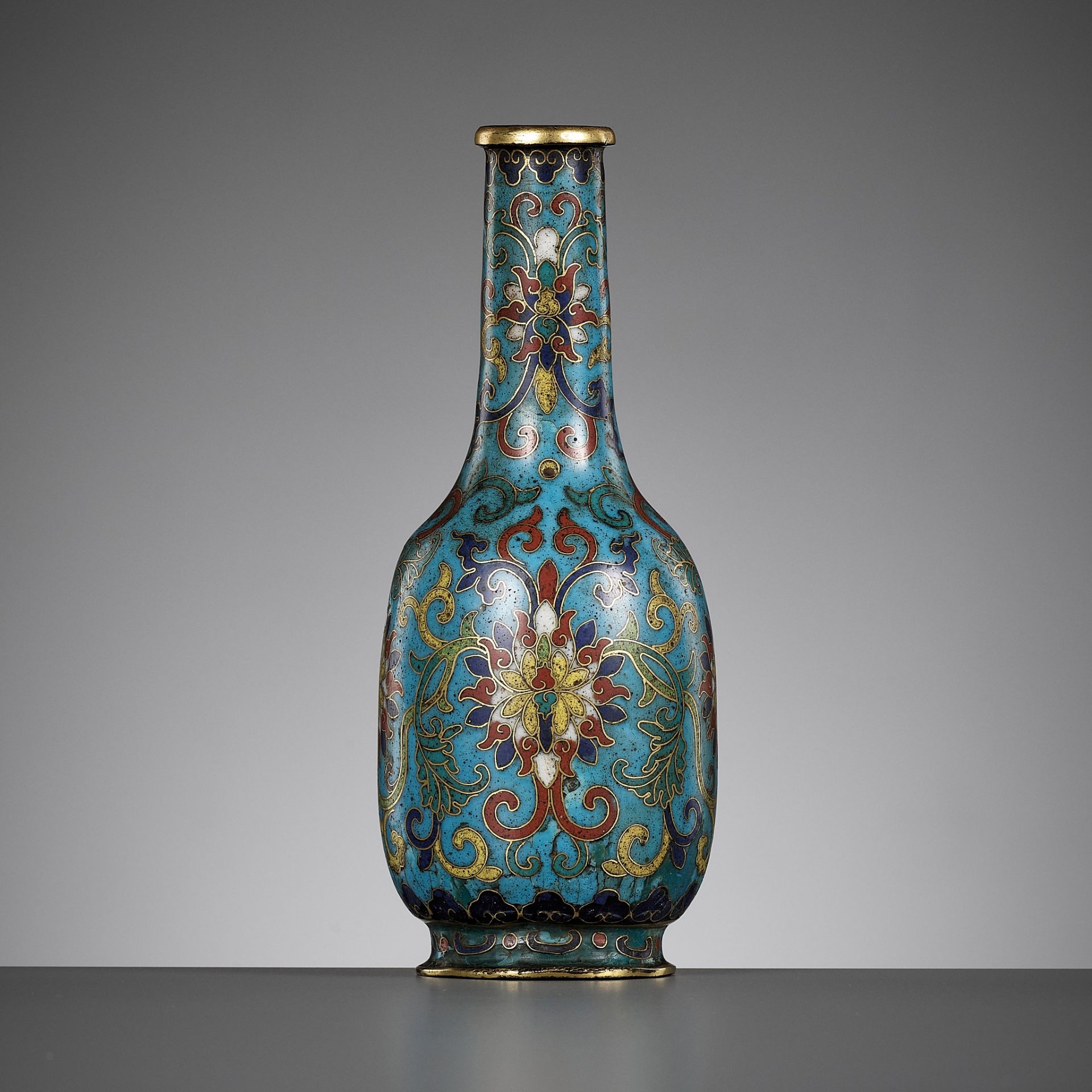 A CLOISONNE ENAMEL MALLET VASE, QIANLONG FIVE-CHARACTER MARK AND OF THE PERIOD