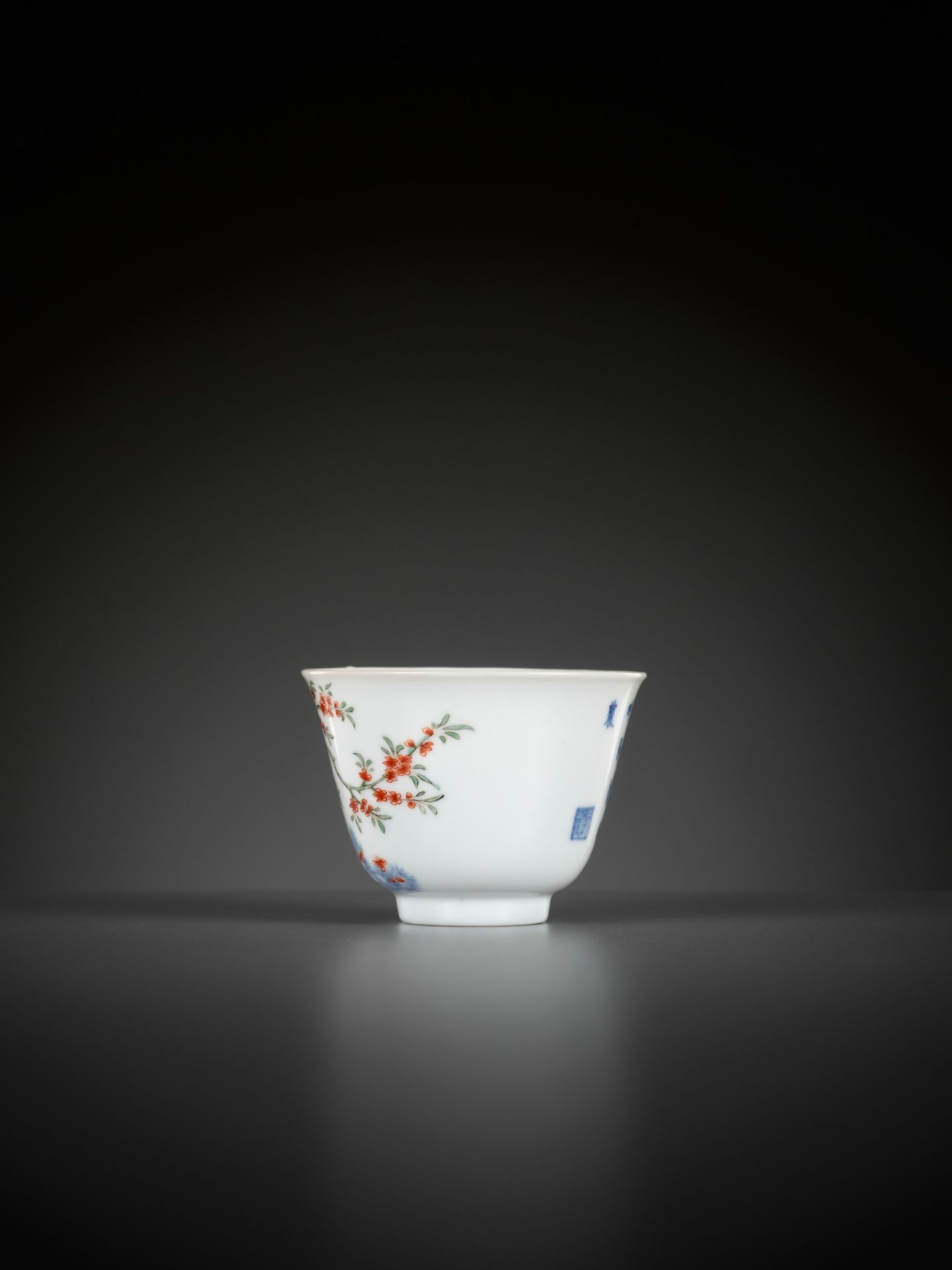 A RARE WUCAI 'MONTH' CUP, KANGXI MARK AND PERIOD - Image 10 of 17