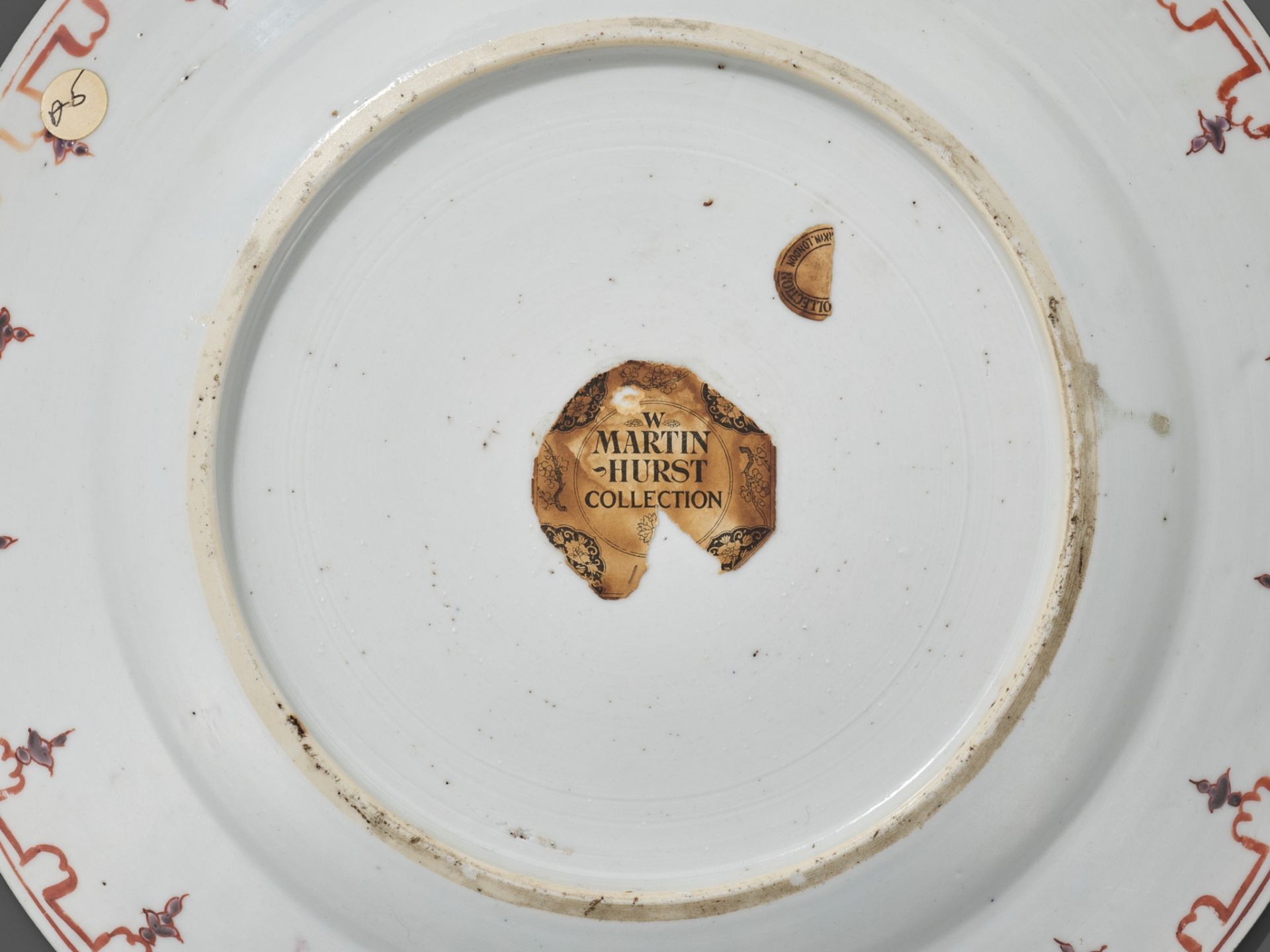 A FAMILLE ROSE 'IN THE ARBOR' DISH BY CORNELIUS PRONK, CHINA, 1735-1740 - Bild 13 aus 14