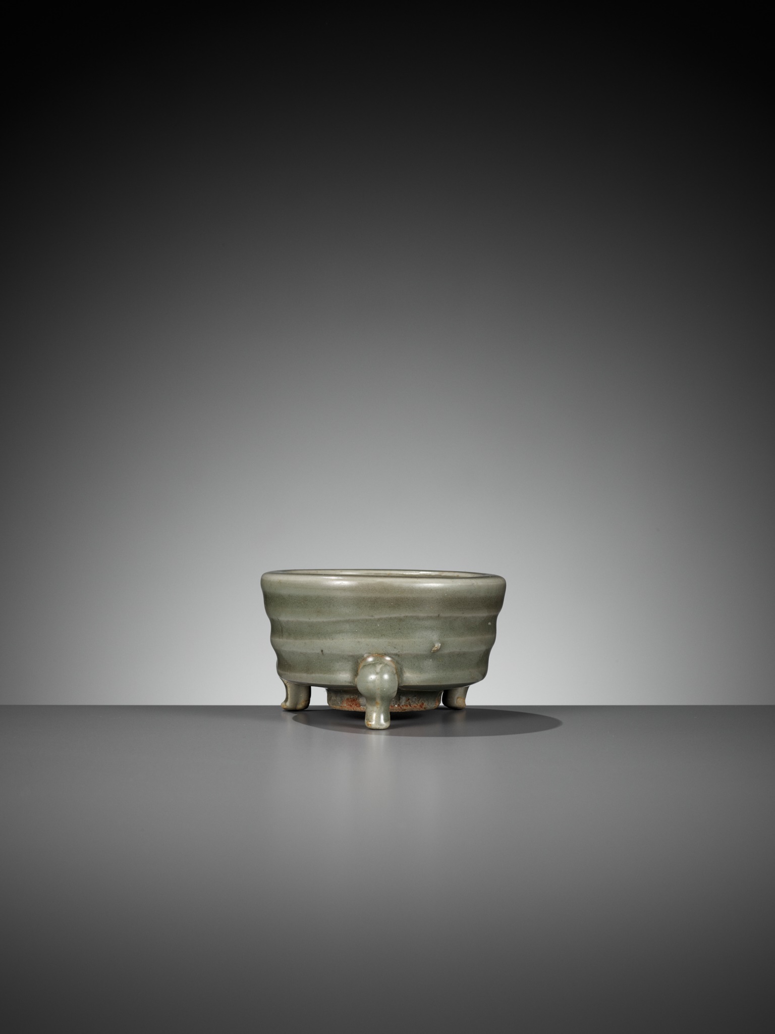 A SMALL LONGQUAN CELADON TRIPOD CENSER, LIAN, SONG DYNASTY - Image 5 of 9