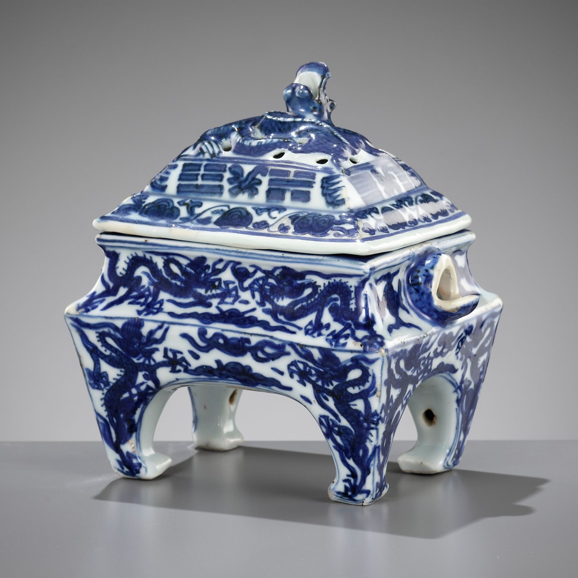 A RARE BLUE AND WHITE 'DRAGON' CENSER, WANLI MARK AND PERIOD