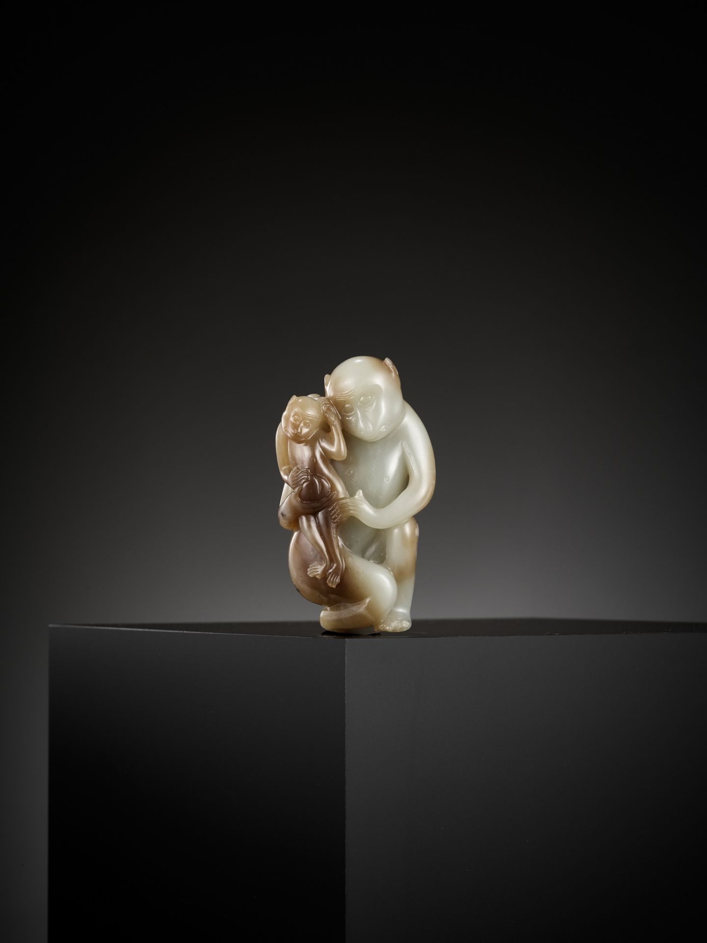 A FINE PALE CELADON AND CHESTNUT BROWN JADE 'MONKEYS AND PEACH' GROUP, 18TH CENTURY - Bild 2 aus 21