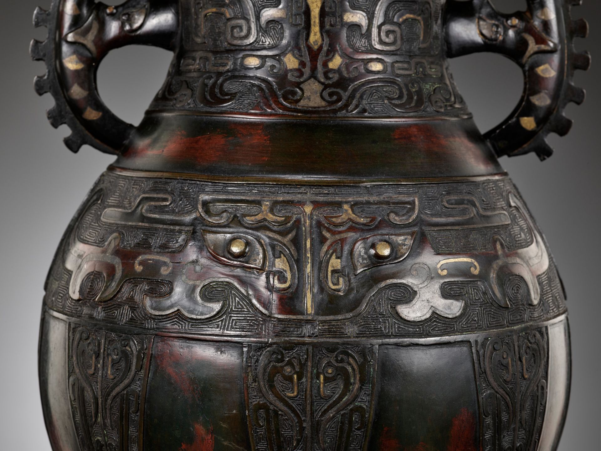 A LARGE ARCHAISTIC GOLD AND SILVER-INLAID BRONZE VASE, HU, QING DYNASTY - Bild 13 aus 14