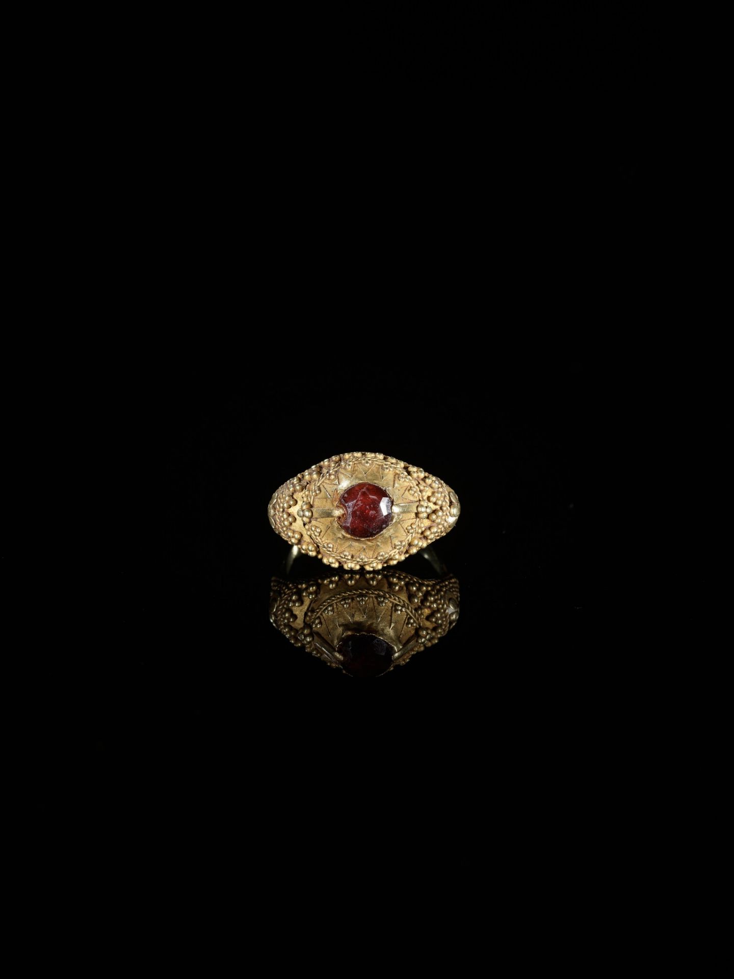 A GARNET-SET GOLD 'FLORAL' PRIEST'S RING - Bild 6 aus 6