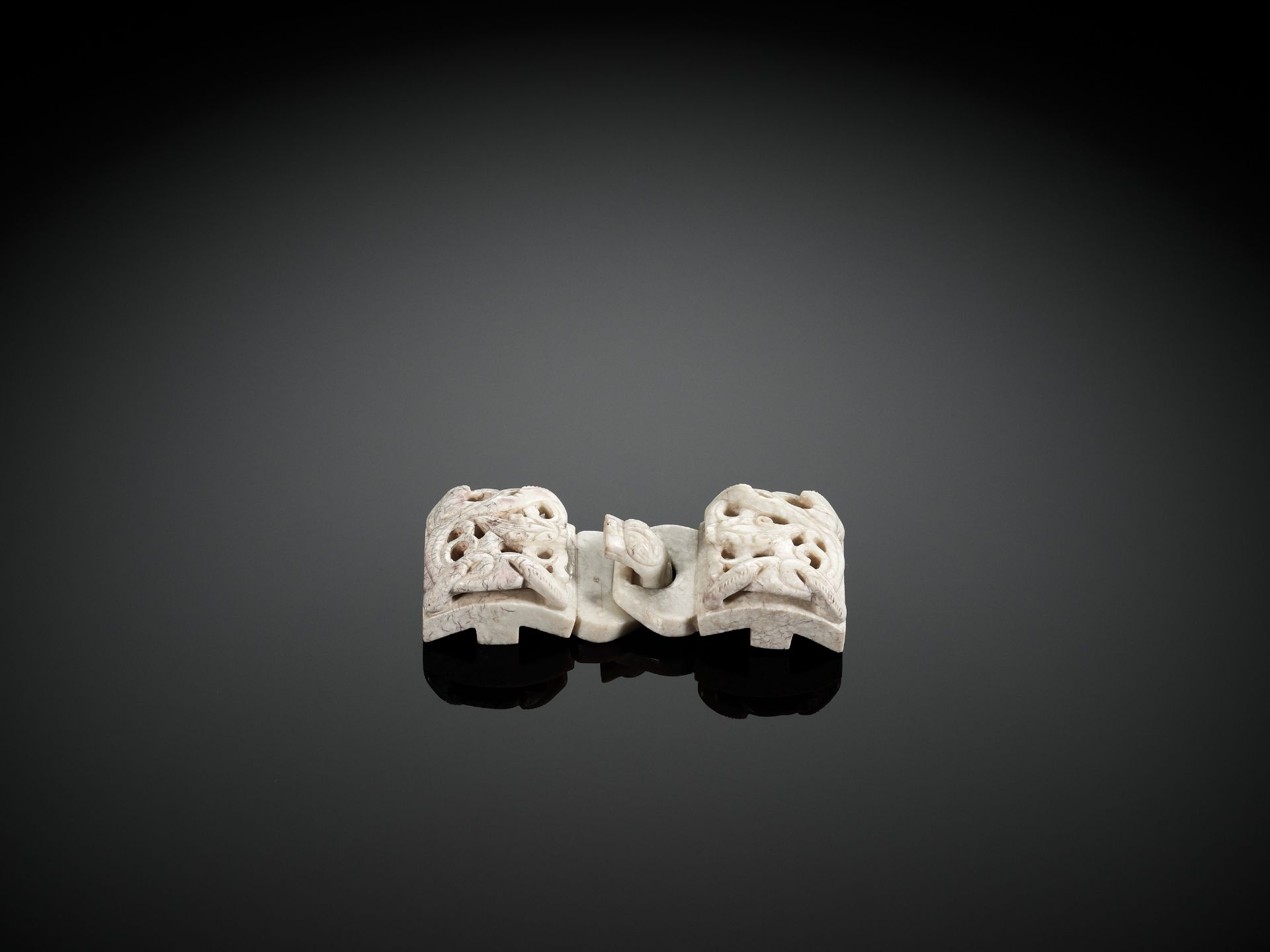 A CHICKEN BONE JADE 'CHILONG' BELT HOOK AND BUCKLE, MING DYNASTY - Image 3 of 10