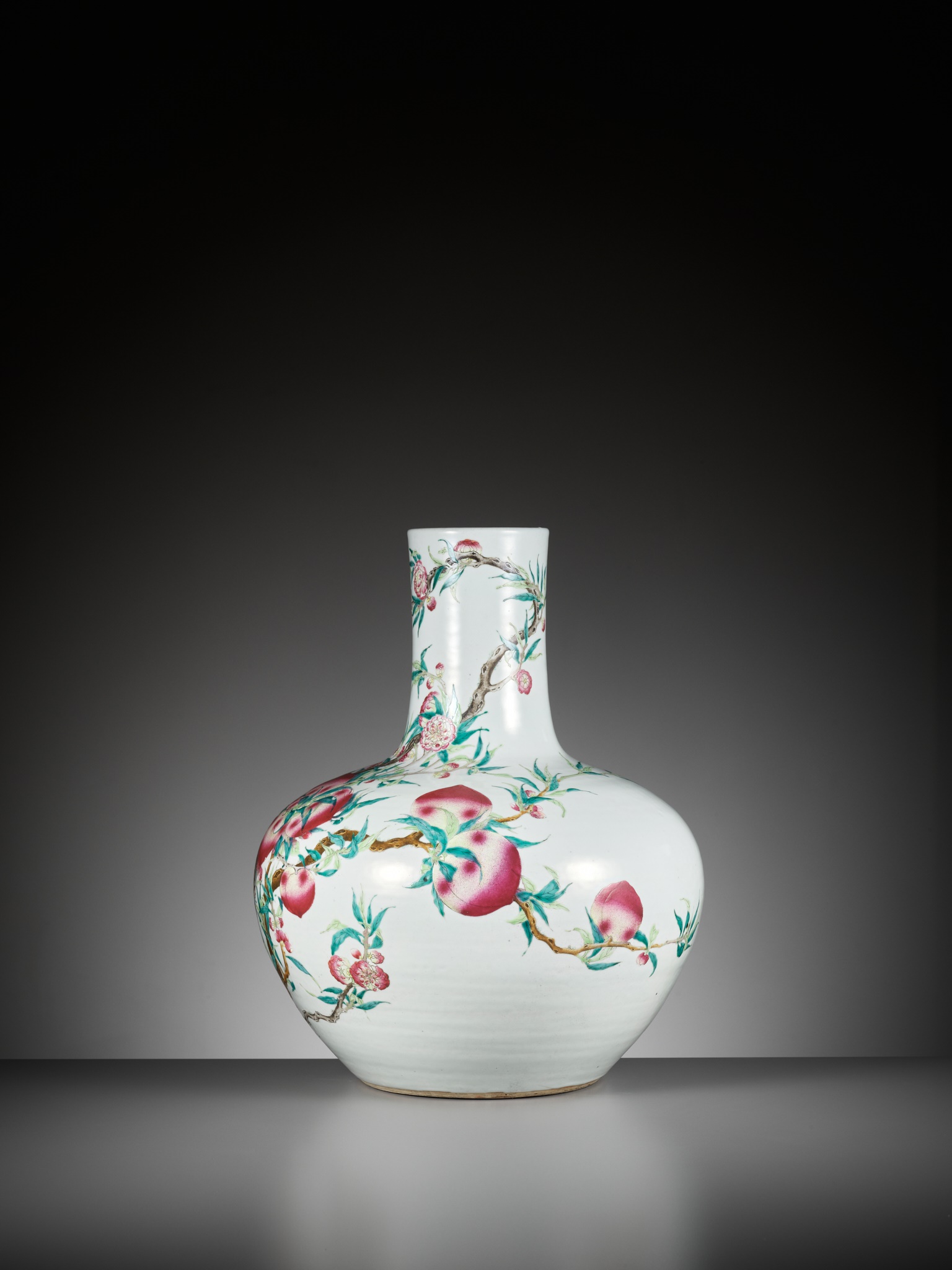 A FAMILLE ROSE 'NINE PEACHES' VASE, TIANQIUPING, LATE QING DYNASTY TO REPUBLIC PERIOD - Image 12 of 20