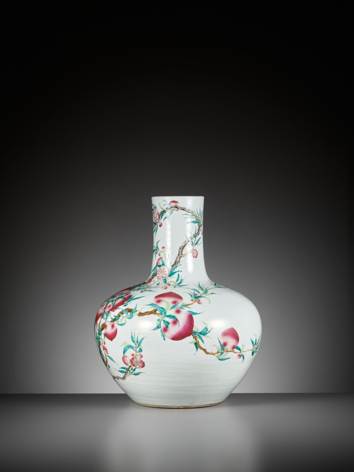A FAMILLE ROSE 'NINE PEACHES' VASE, TIANQIUPING, LATE QING DYNASTY TO REPUBLIC PERIOD - Bild 12 aus 20