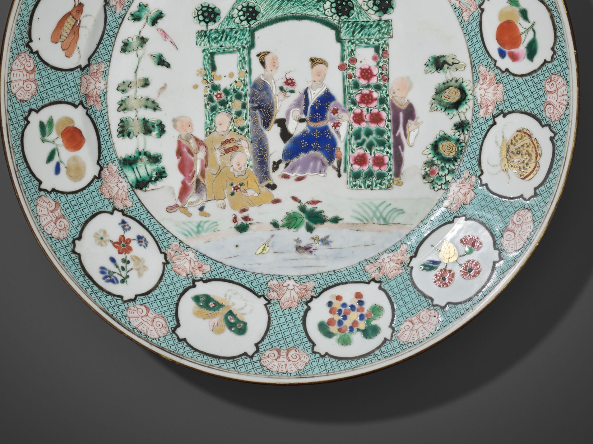 A FAMILLE ROSE 'IN THE ARBOR' DISH BY CORNELIUS PRONK, CHINA, 1735-1740 - Bild 3 aus 14