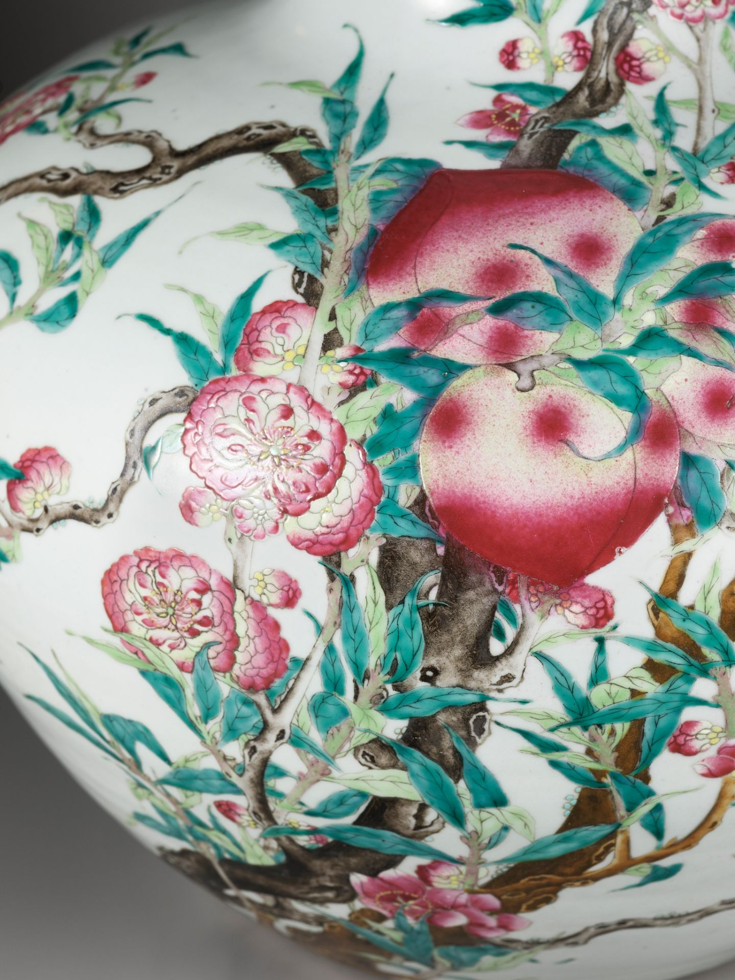A FAMILLE ROSE 'NINE PEACHES' VASE, TIANQIUPING, LATE QING DYNASTY TO REPUBLIC PERIOD - Image 2 of 20