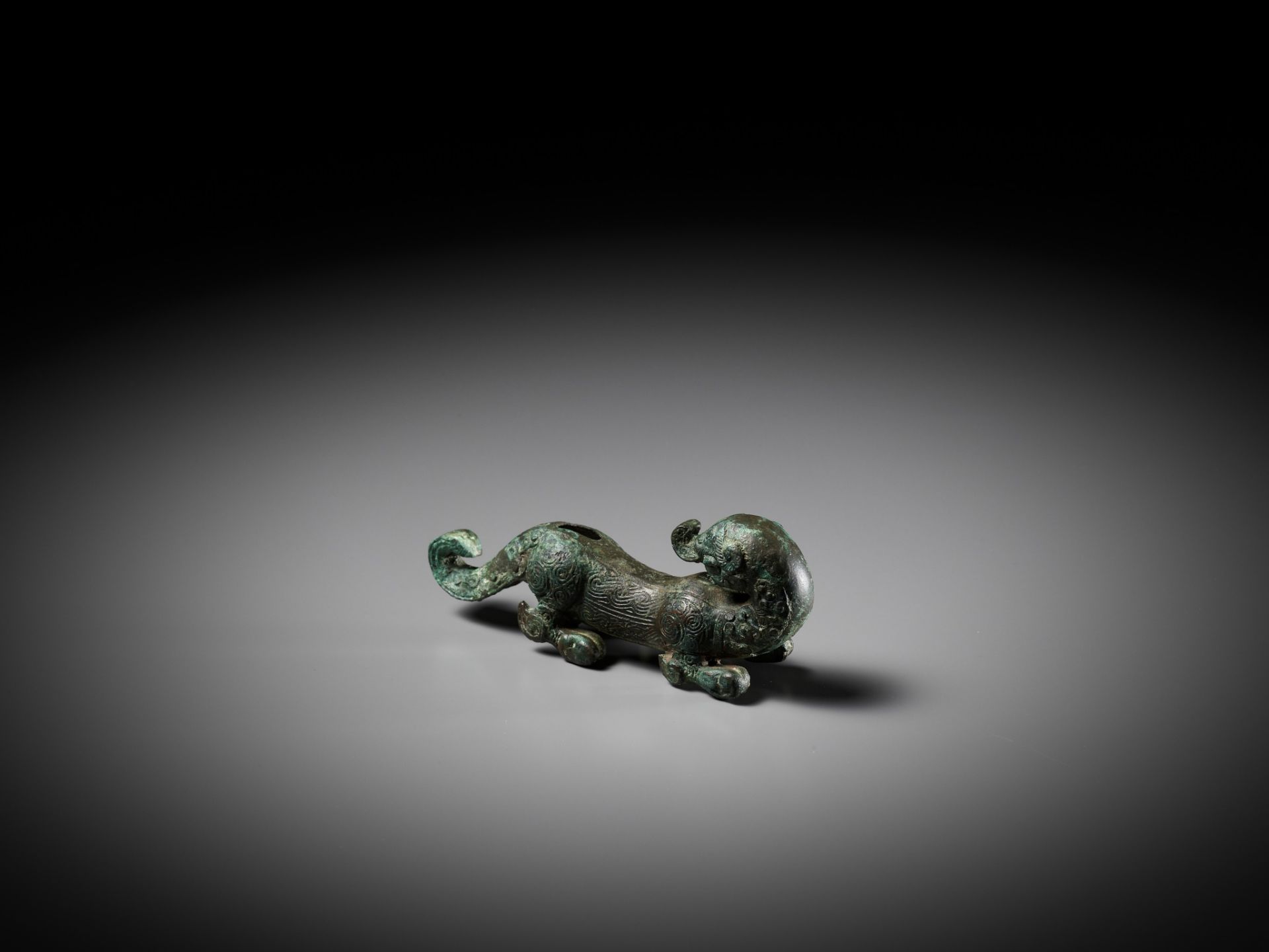 A SUPERB BRONZE FIGURE OF A DRAGON, EASTERN ZHOU DYNASTY, CHINA, 770-256 BC - Bild 11 aus 25