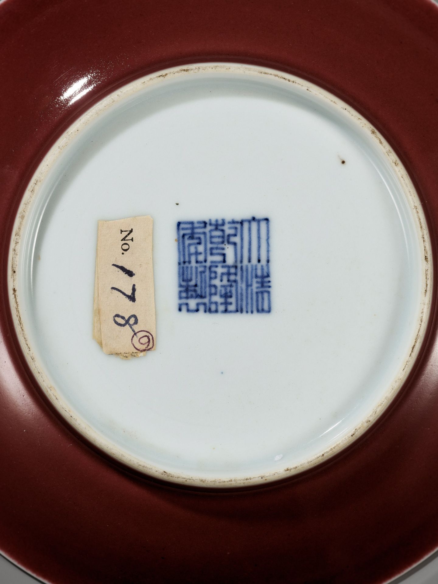 A COPPER-RED GLAZED DISH, WITH A LIVER-RED GLAZE POOLING IN THE WELL, QIANLONG MARK AND PERIOD - Bild 2 aus 9