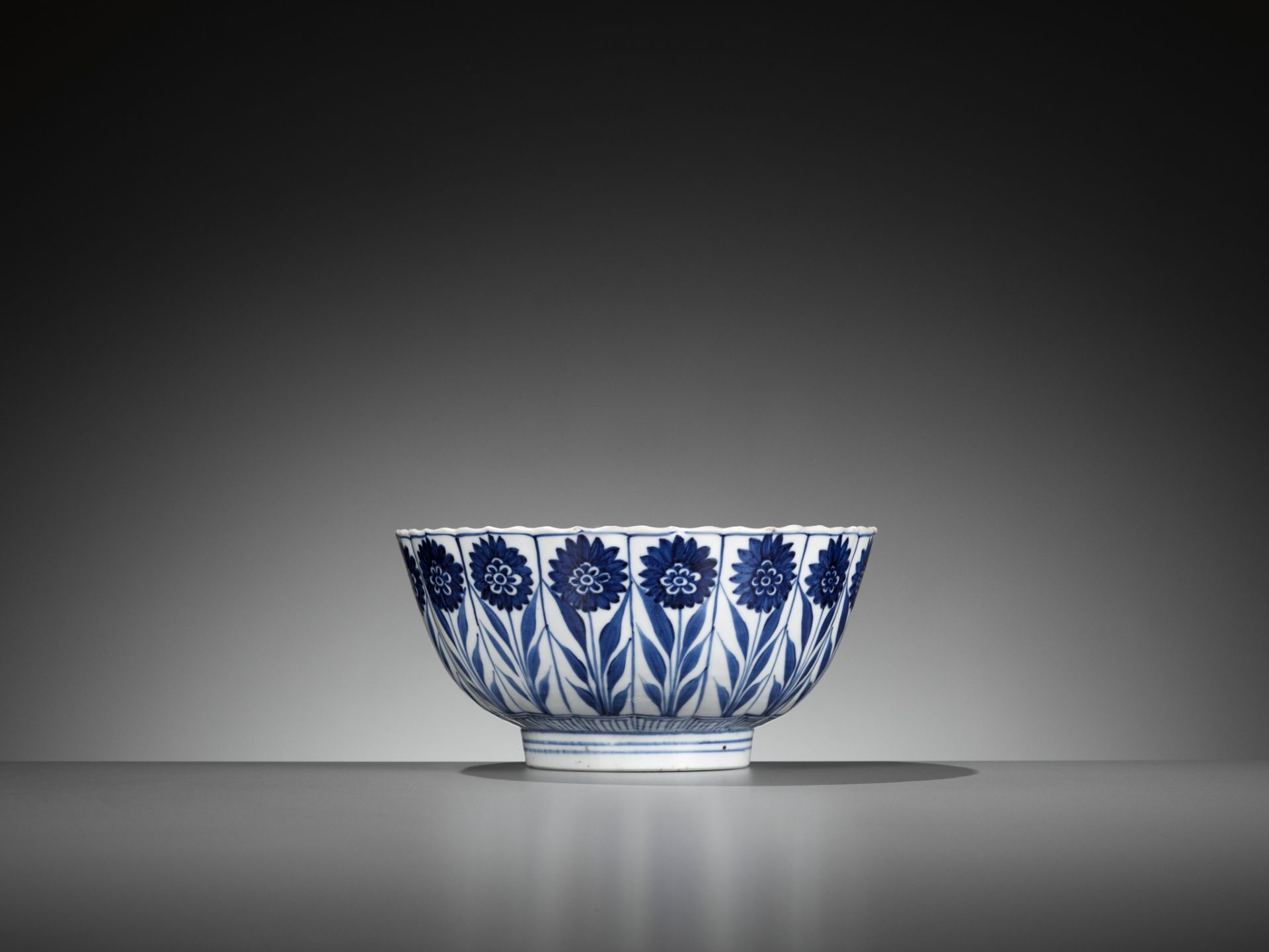 A BLUE AND WHITE 'ASTER' BOWL, KANGXI PERIOD - Image 7 of 10