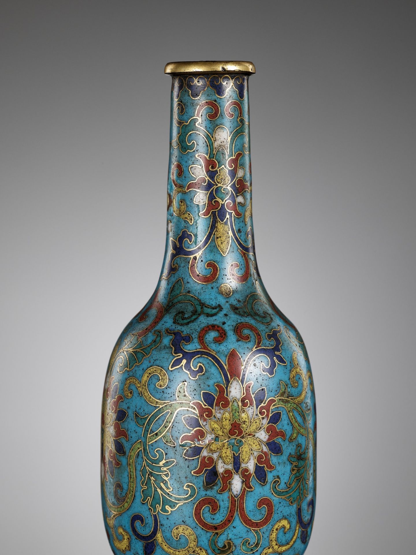 A CLOISONNE ENAMEL MALLET VASE, QIANLONG FIVE-CHARACTER MARK AND OF THE PERIOD - Image 2 of 14