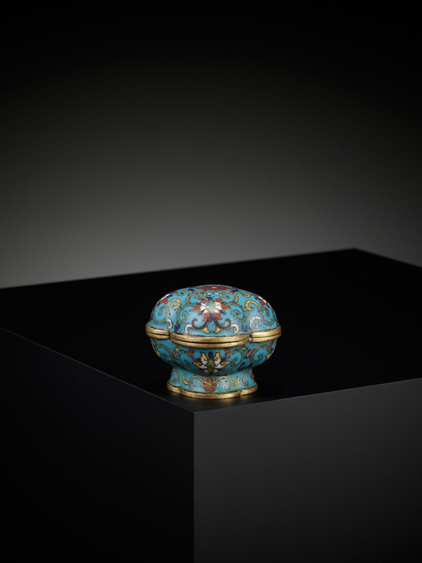 AN EXTREMELY RARE CLOISONNE ENAMEL QUADRILOBED BOX AND COVER, QIANLONG MARK AND OF THE PERIOD - Image 2 of 21