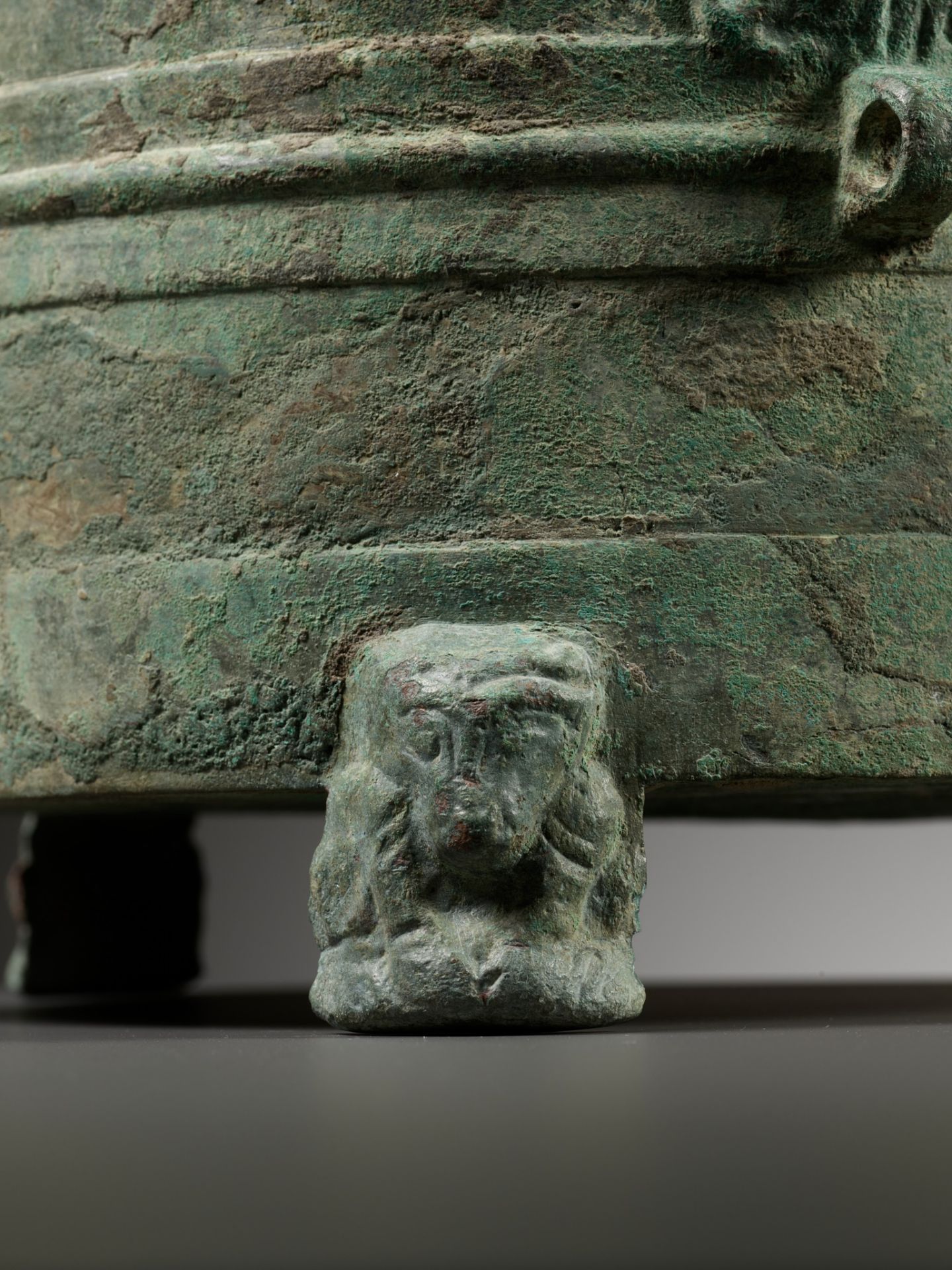 A RARE BRONZE TRIPOD VESSEL AND COVER, LIAN, HAN DYNASTY - Image 3 of 17