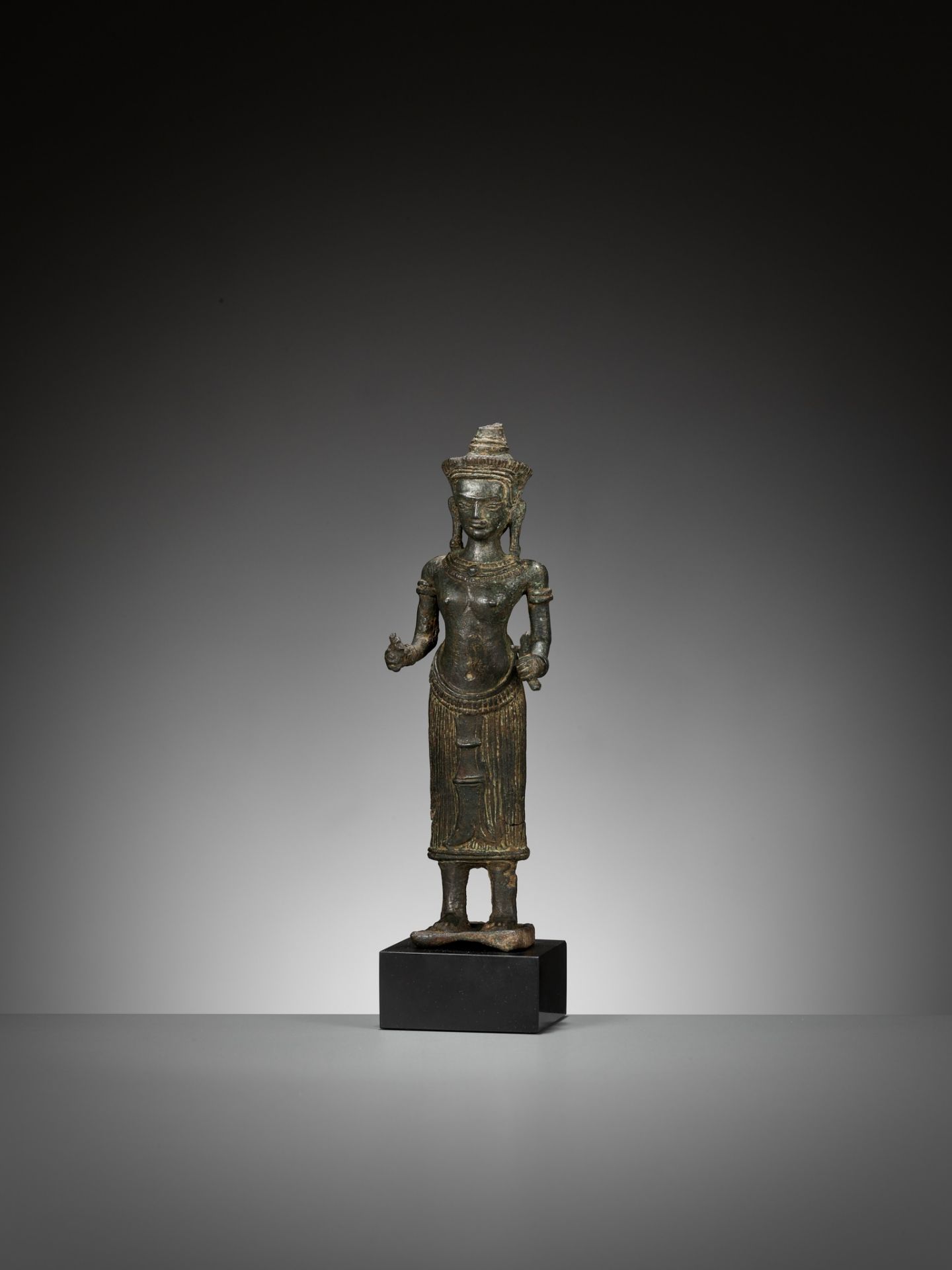 A RARE BRONZE FIGURE OF UMA, ANGKOR WAT STYLE, KHMER EMPIRE, 12TH CENTURY - Image 3 of 10