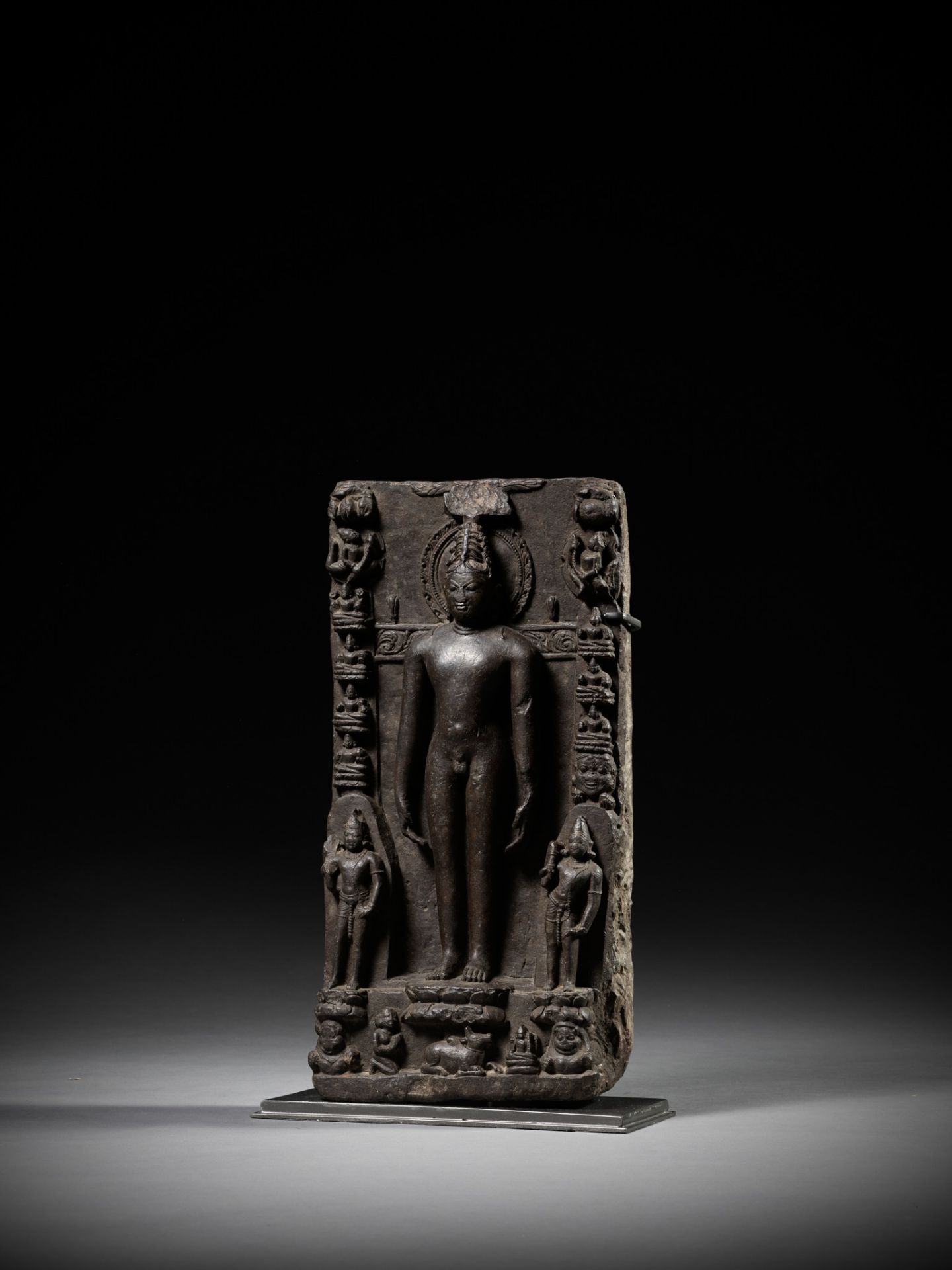 A BLACK STONE STELE DEPICTING RISHABHANATHA, THE FIRST TIRTHANKARA - Bild 6 aus 12