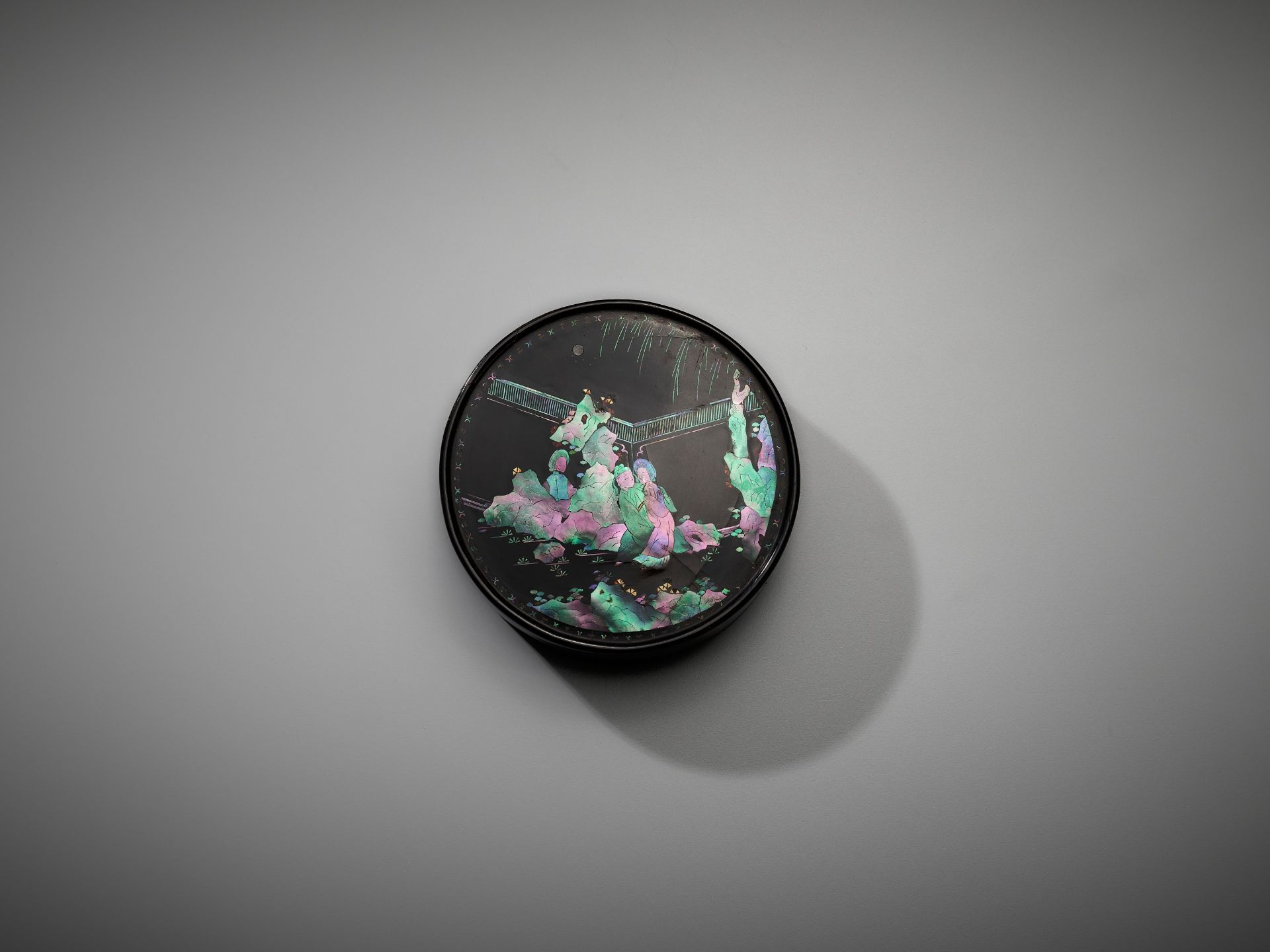 A MOTHER-OF-PEARL INLAID BLACK LACQUER BOX AND COVER, BY JIANG QIAN, KANGXI PERIOD - Image 6 of 13