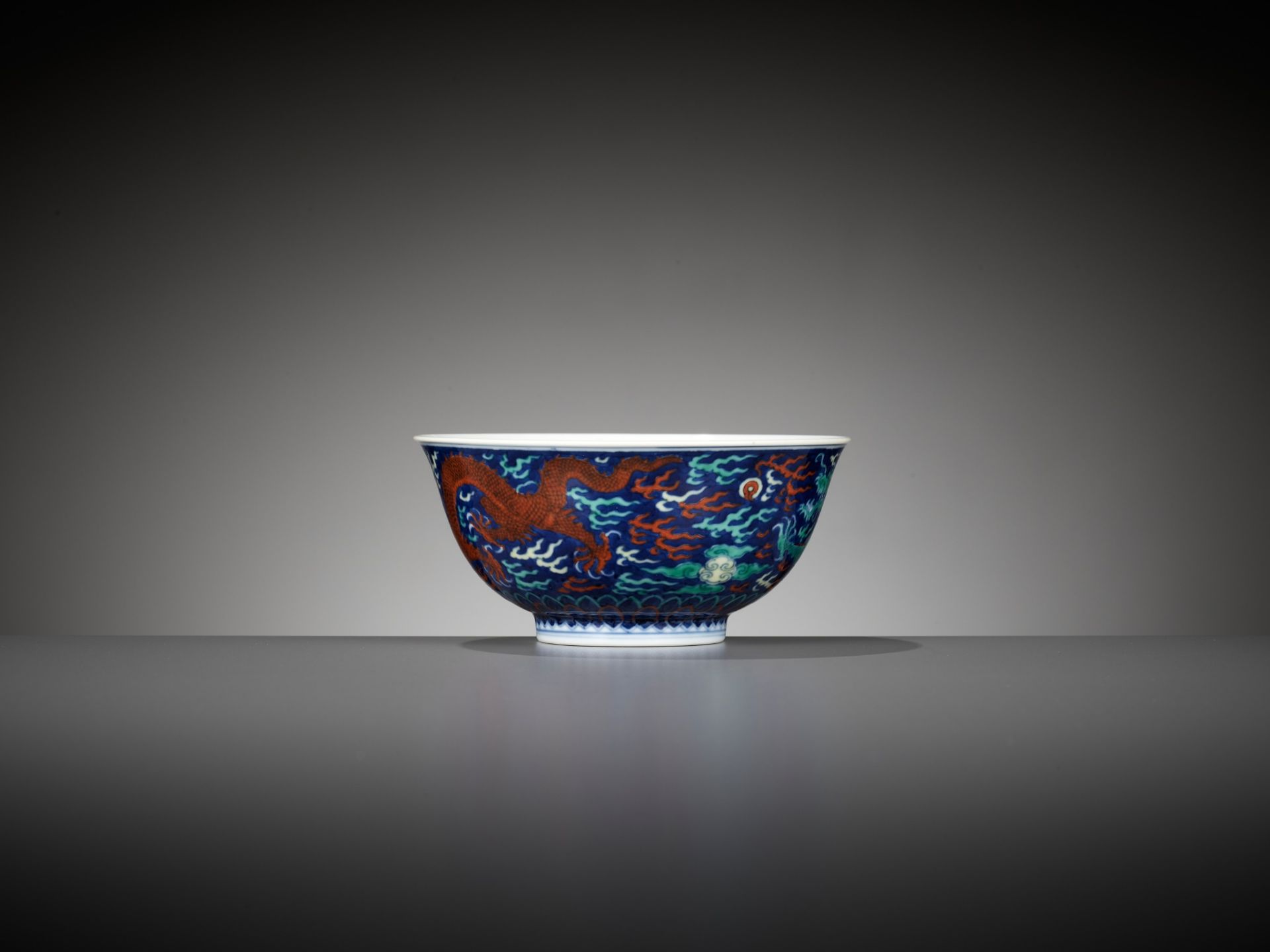 A RARE BLUE-GROUND POLYCHROME-DECORATED 'DRAGON' BOWL, QIANLONG MARK AND PERIOD - Image 15 of 19