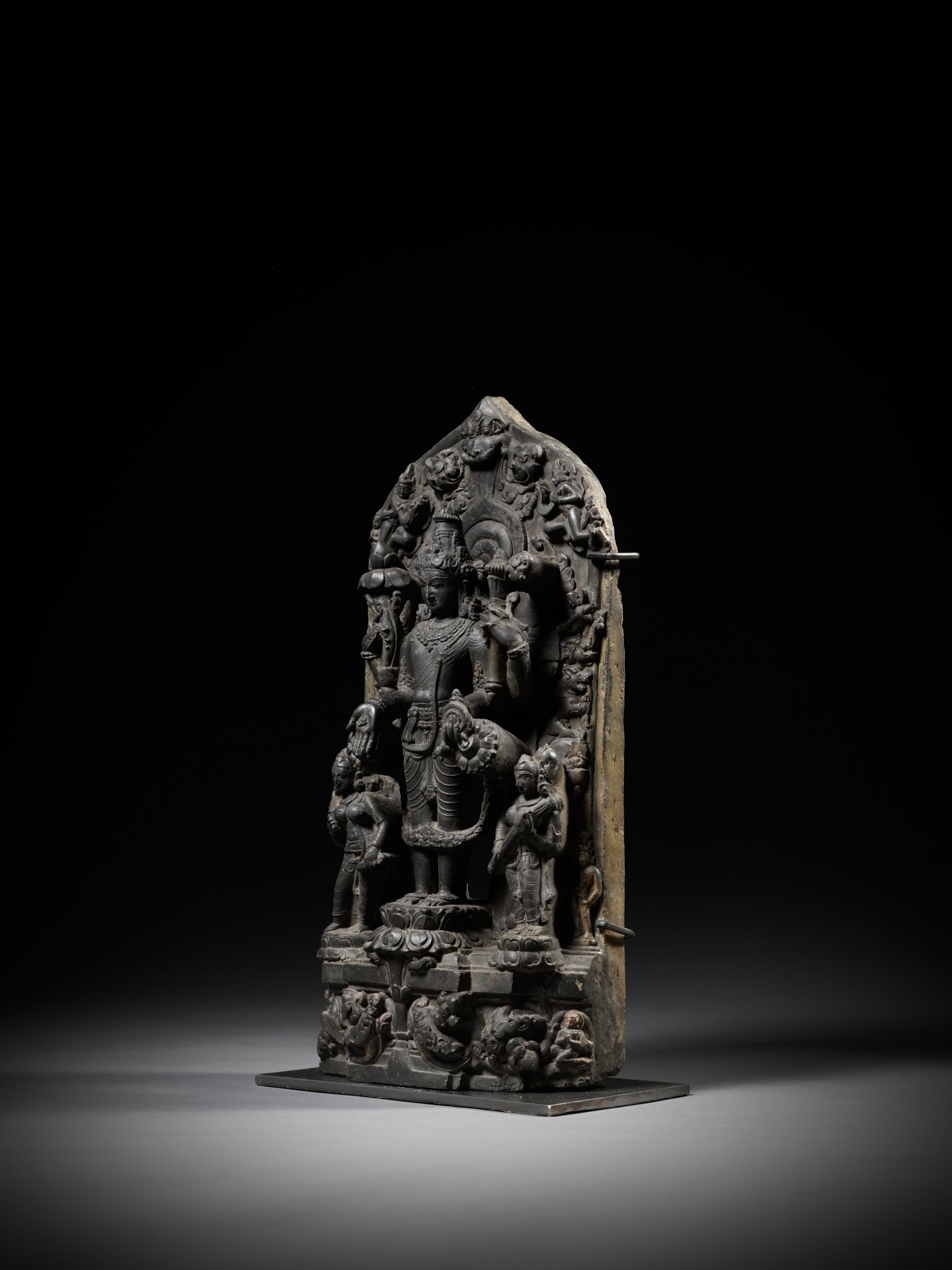 A MASSIVE BLACK STONE TRINITY STELE DEPICTING VISHNU, SARASVATI AND LAKSHMI, PALA PERIOD - Image 8 of 12