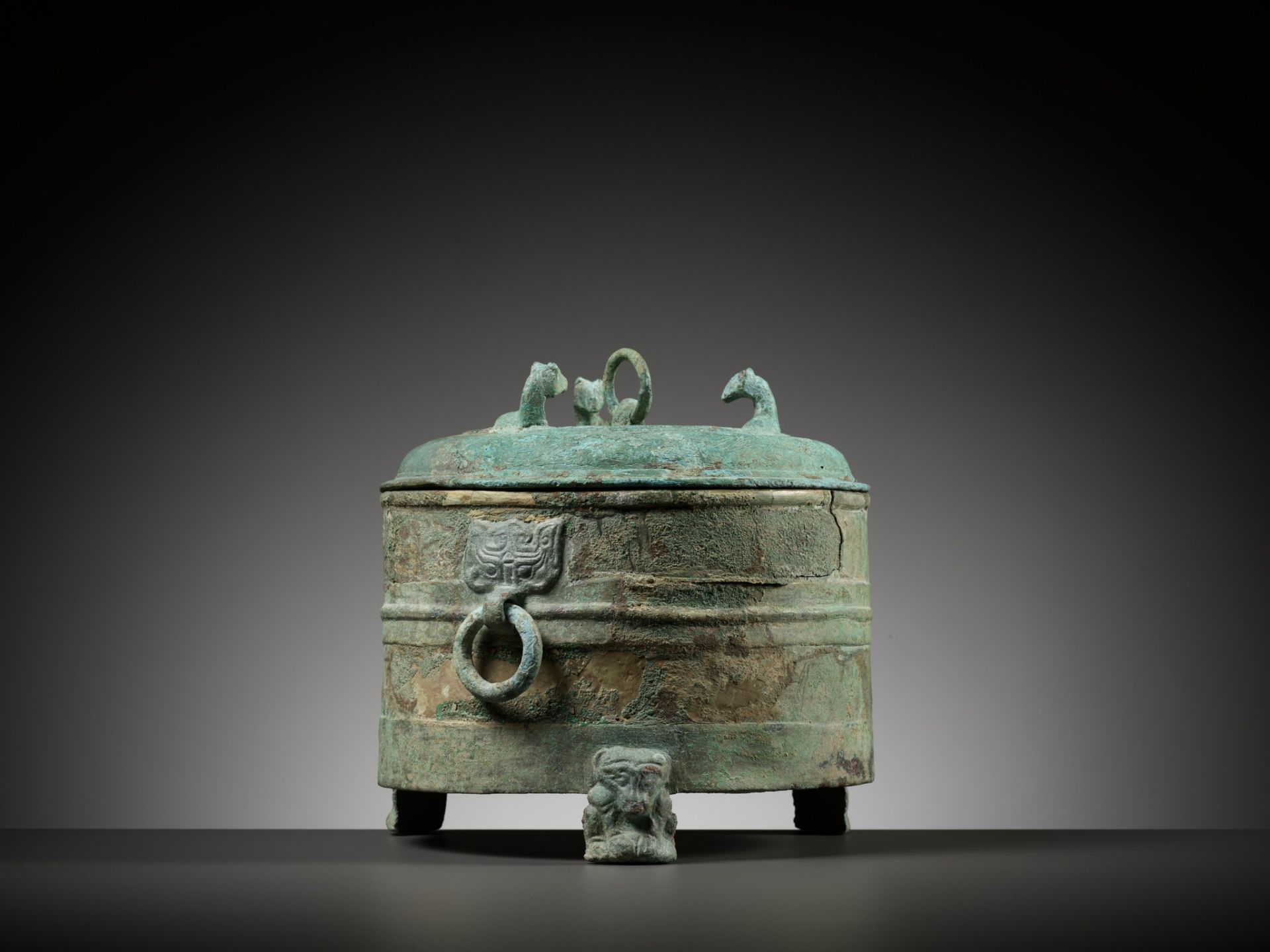 A RARE BRONZE TRIPOD VESSEL AND COVER, LIAN, HAN DYNASTY - Image 2 of 17