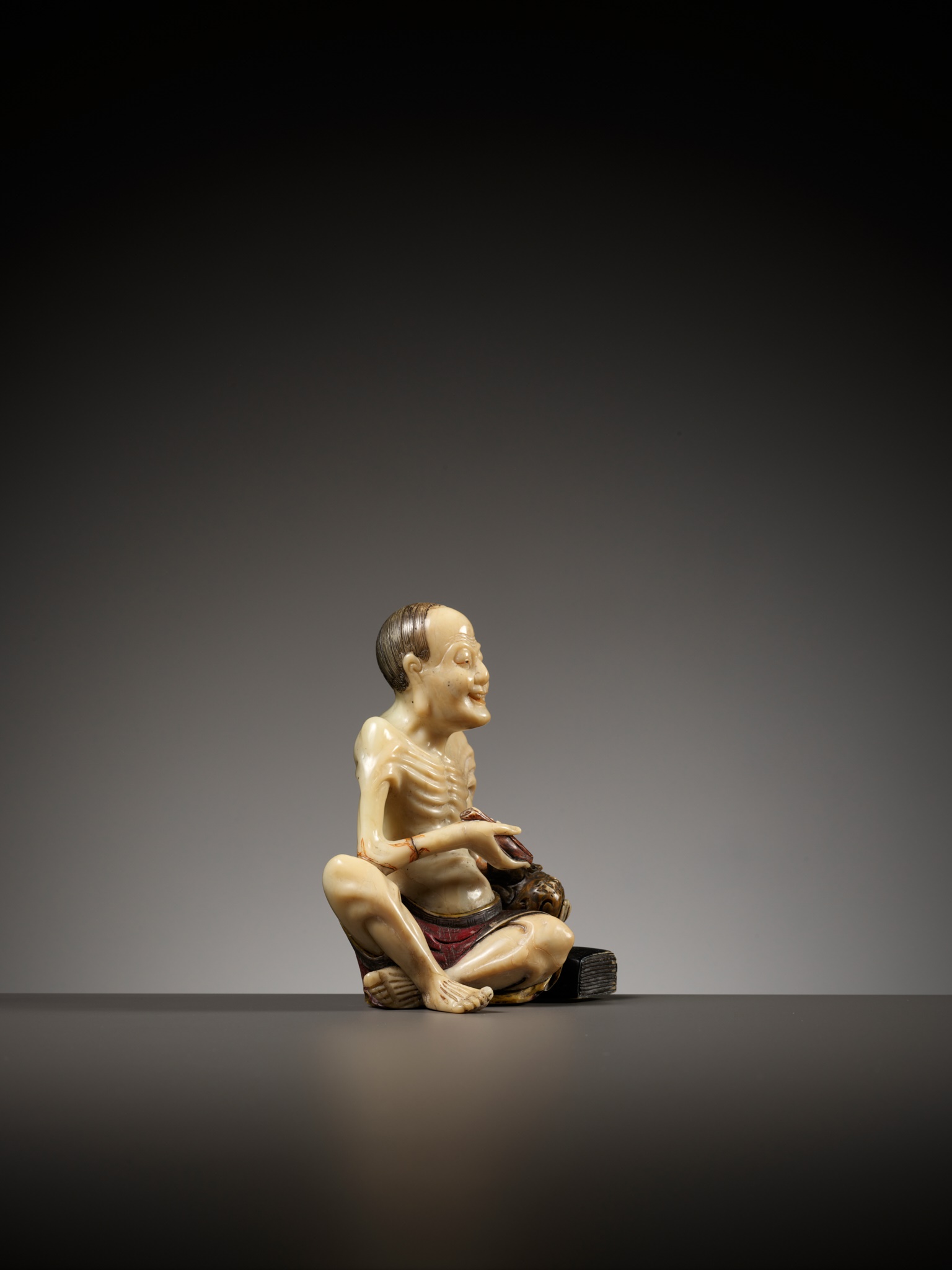 A SOAPSTONE FIGURE OF VIJRAPUTRA, MID-QING DYNASTY - Image 11 of 15