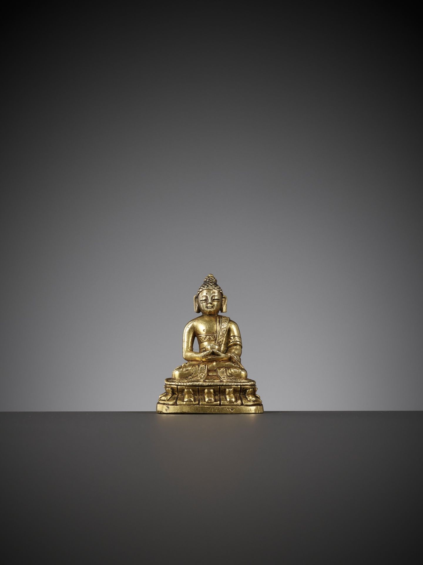 A VERY FINE GILT-BRONZE MINIATURE FIGURE OF BHAISAJYAGURU, QIANLONG PERIOD - Bild 9 aus 10