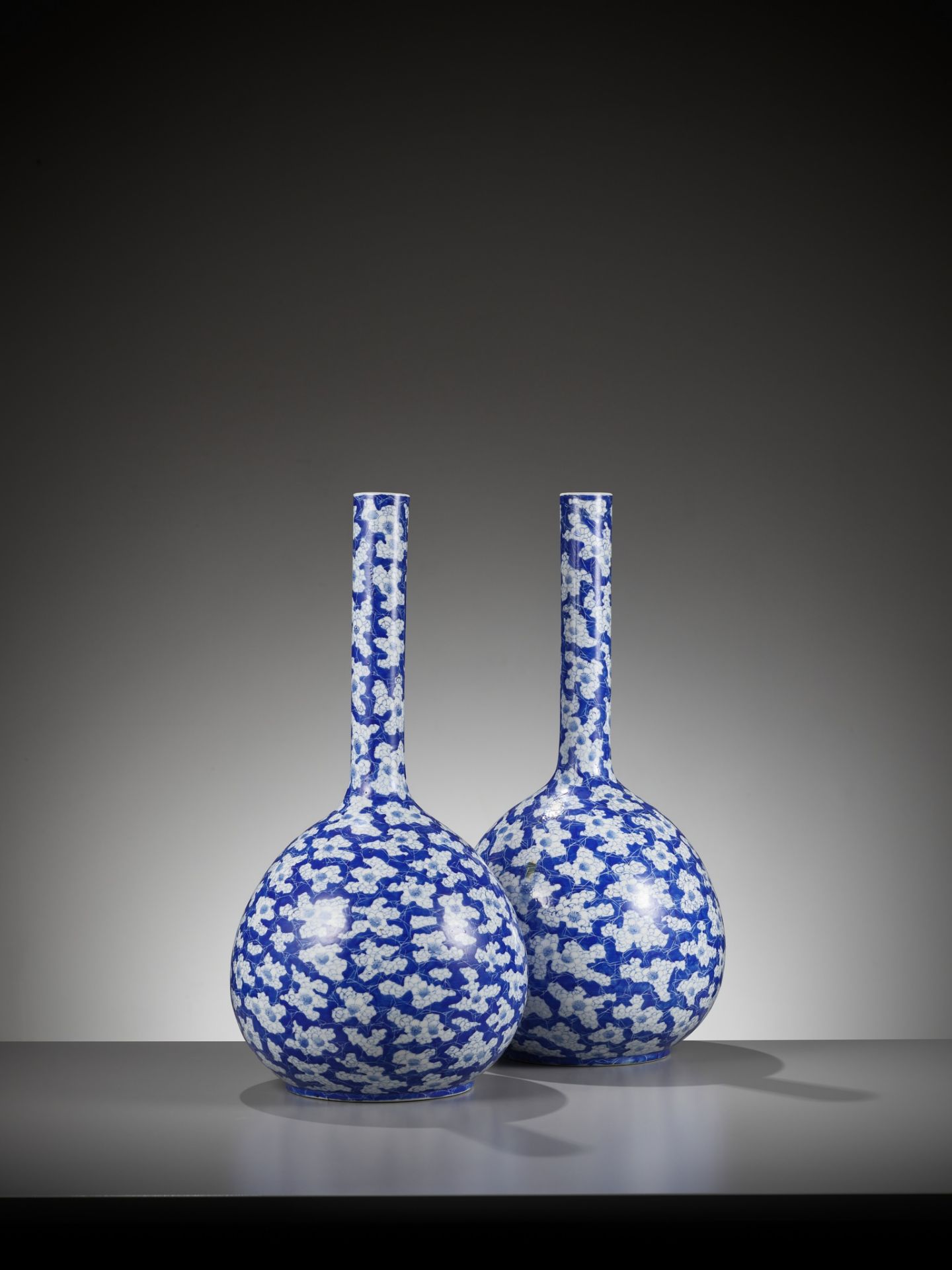 A PAIR OF BLUE AND WHITE 'ICE CRACK AND PRUNUS' BOTTLE VASES, 19TH CENTURY - Bild 10 aus 14