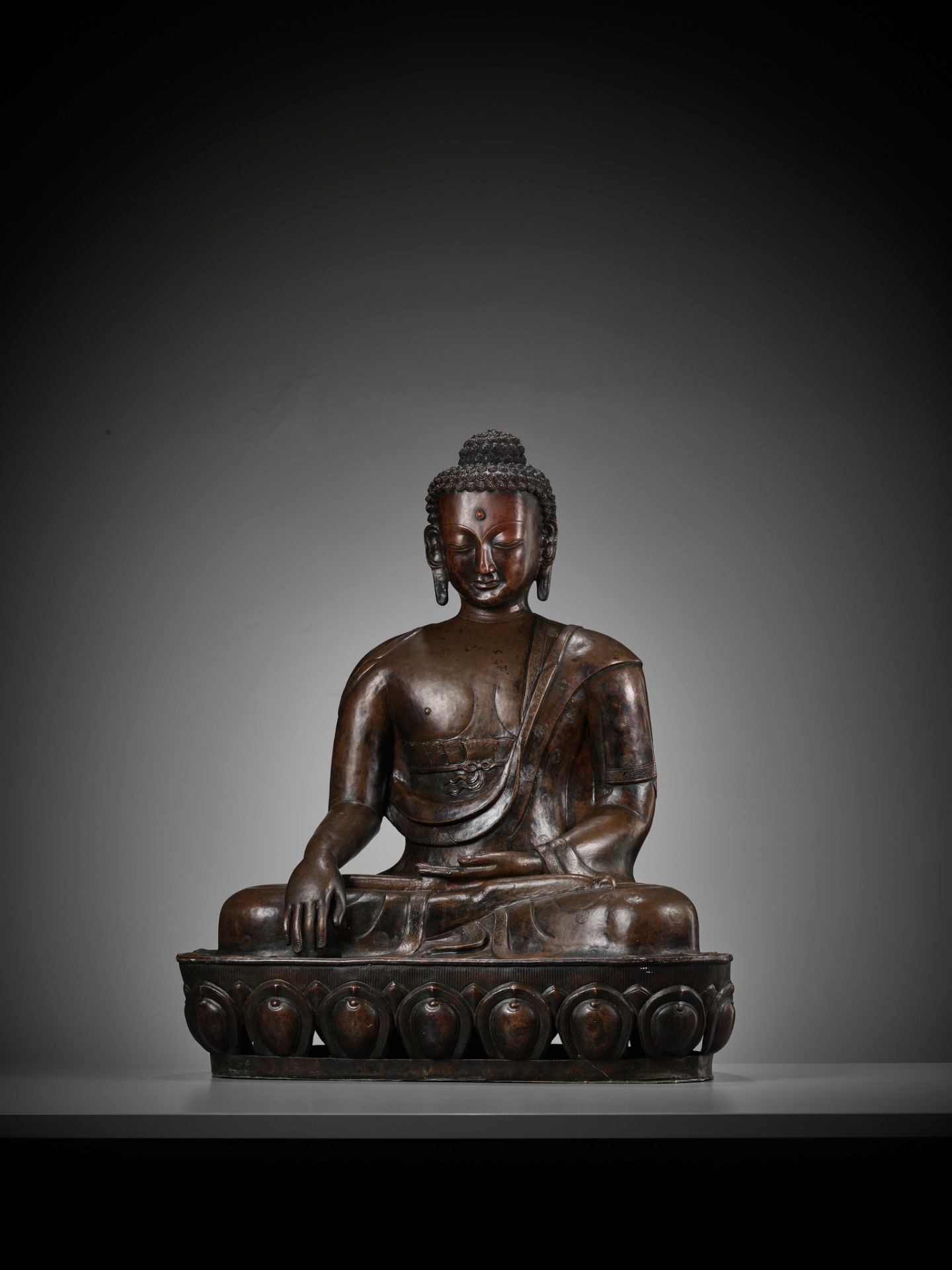 A LARGE CAST AND REPOUSSE COPPER FIGURE OF BUDDHA SHAKYAMUNI, QING DYNASTY - Bild 2 aus 12