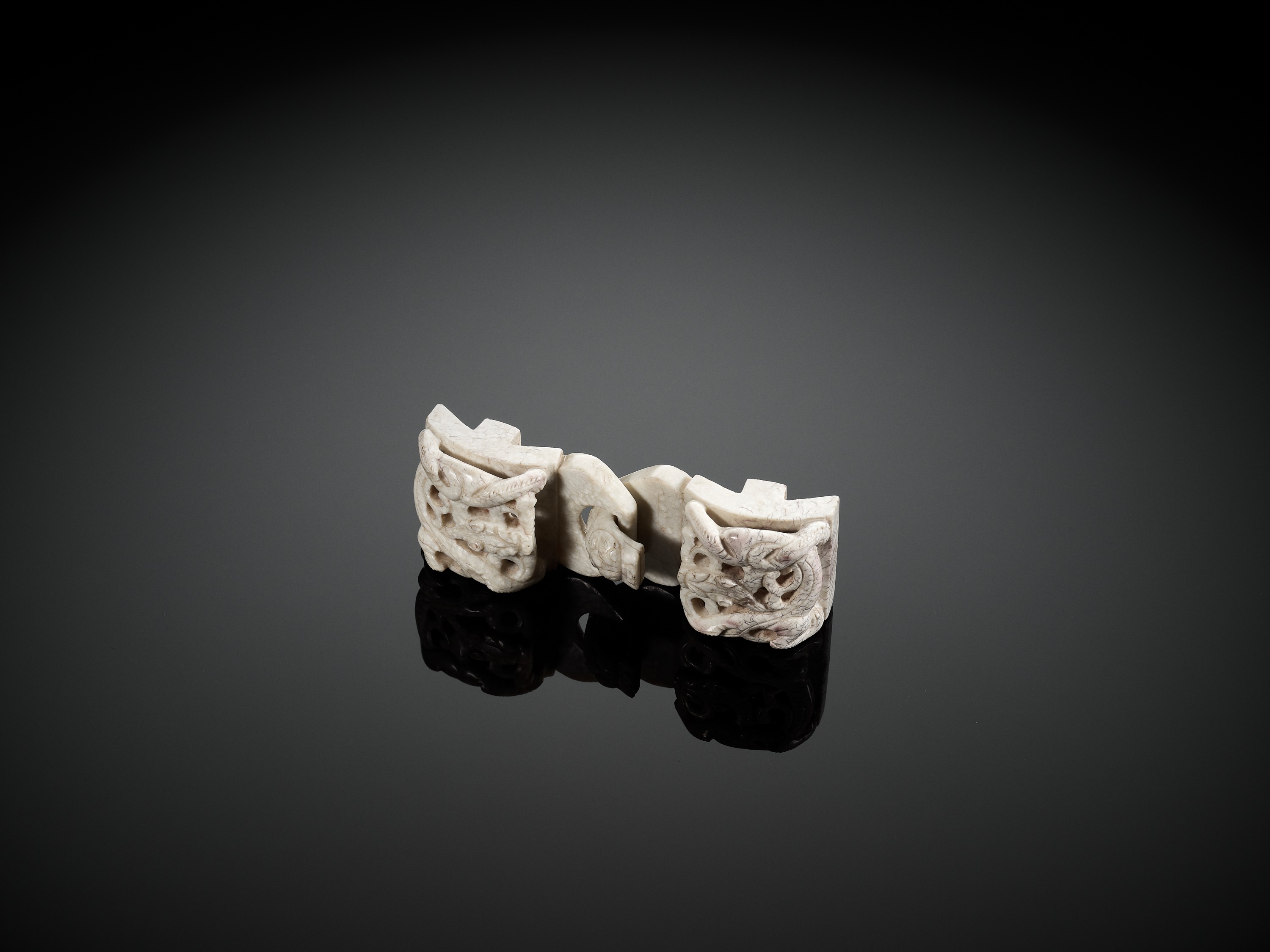 A CHICKEN BONE JADE 'CHILONG' BELT HOOK AND BUCKLE, MING DYNASTY - Image 9 of 10