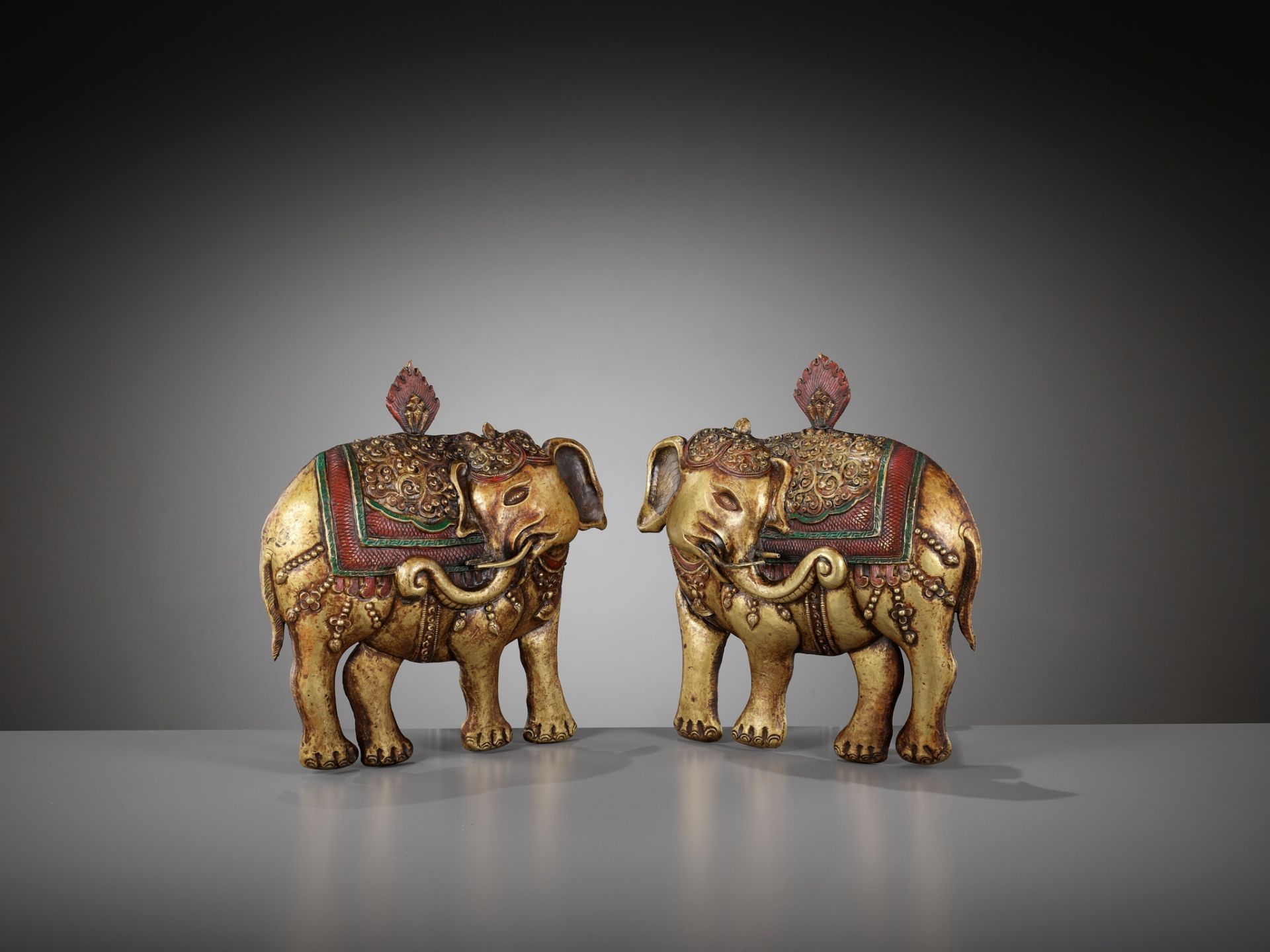 A PAIR OF GILT AND POLYCHROME-DECORATED COPPER REPOUSSE PLAQUES, HASTIRATNA, 17TH-18TH CENTURY - Image 7 of 12