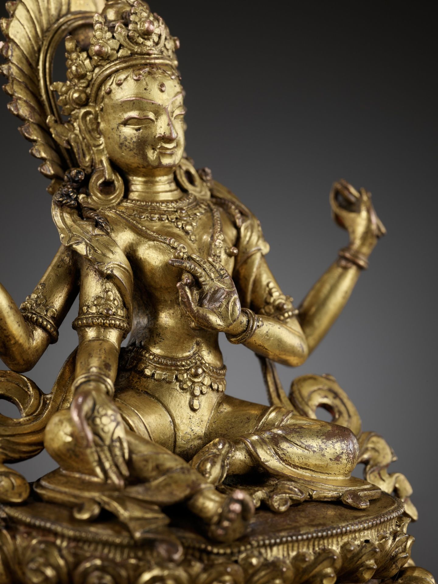 A CAST AND REPOUSSE GILT COPPER ALLOY FIGURE OF TARA, NEPAL, 18TH-19TH CENTURY - Image 6 of 13