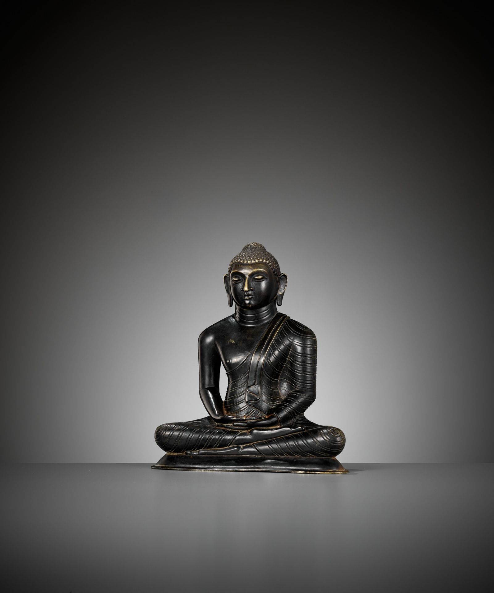 A BRONZE FIGURE OF BUDDHA, SRI LANKA, 18TH TO 19TH CENTURY - Image 5 of 10