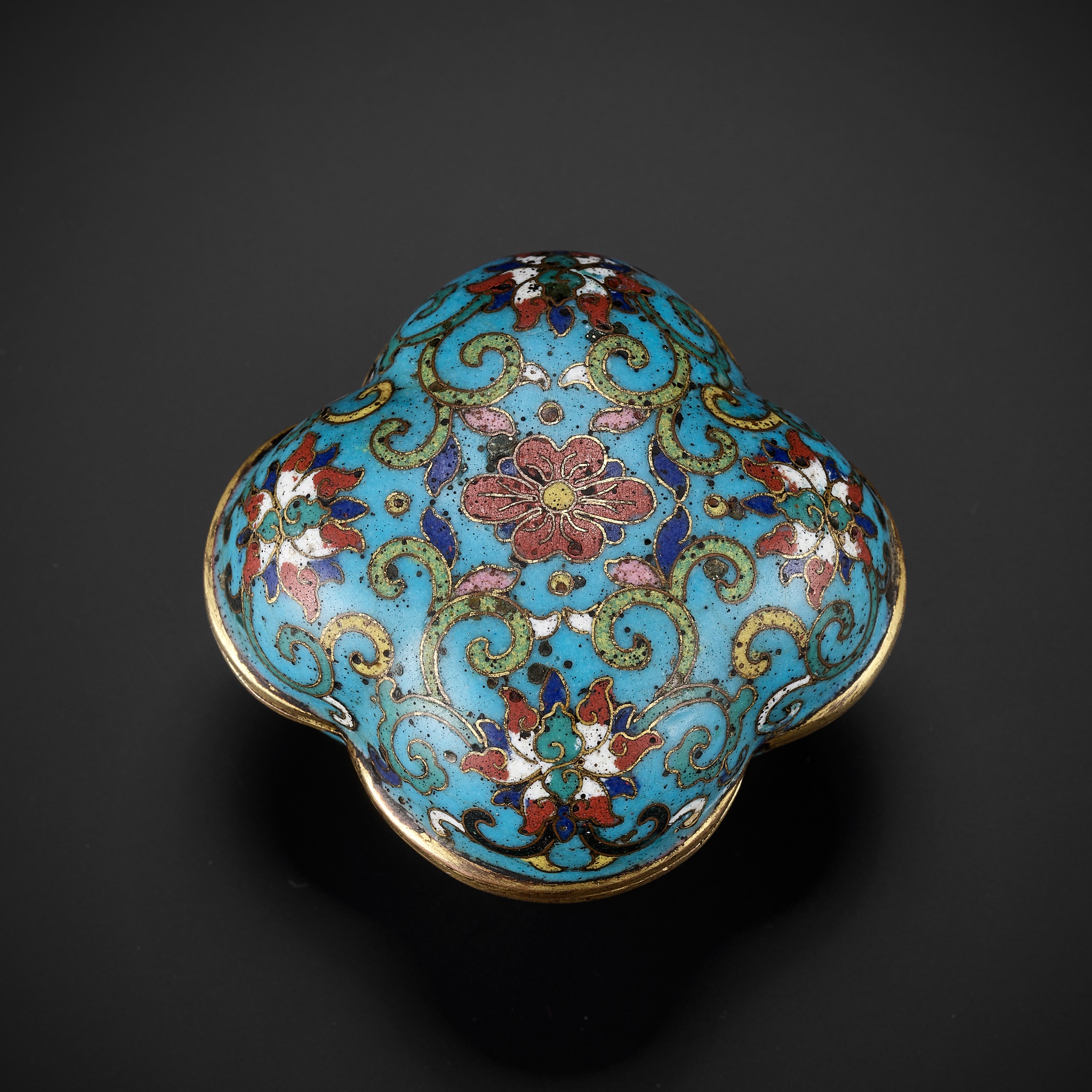 AN EXTREMELY RARE CLOISONNE ENAMEL QUADRILOBED BOX AND COVER, QIANLONG MARK AND OF THE PERIOD - Image 4 of 21