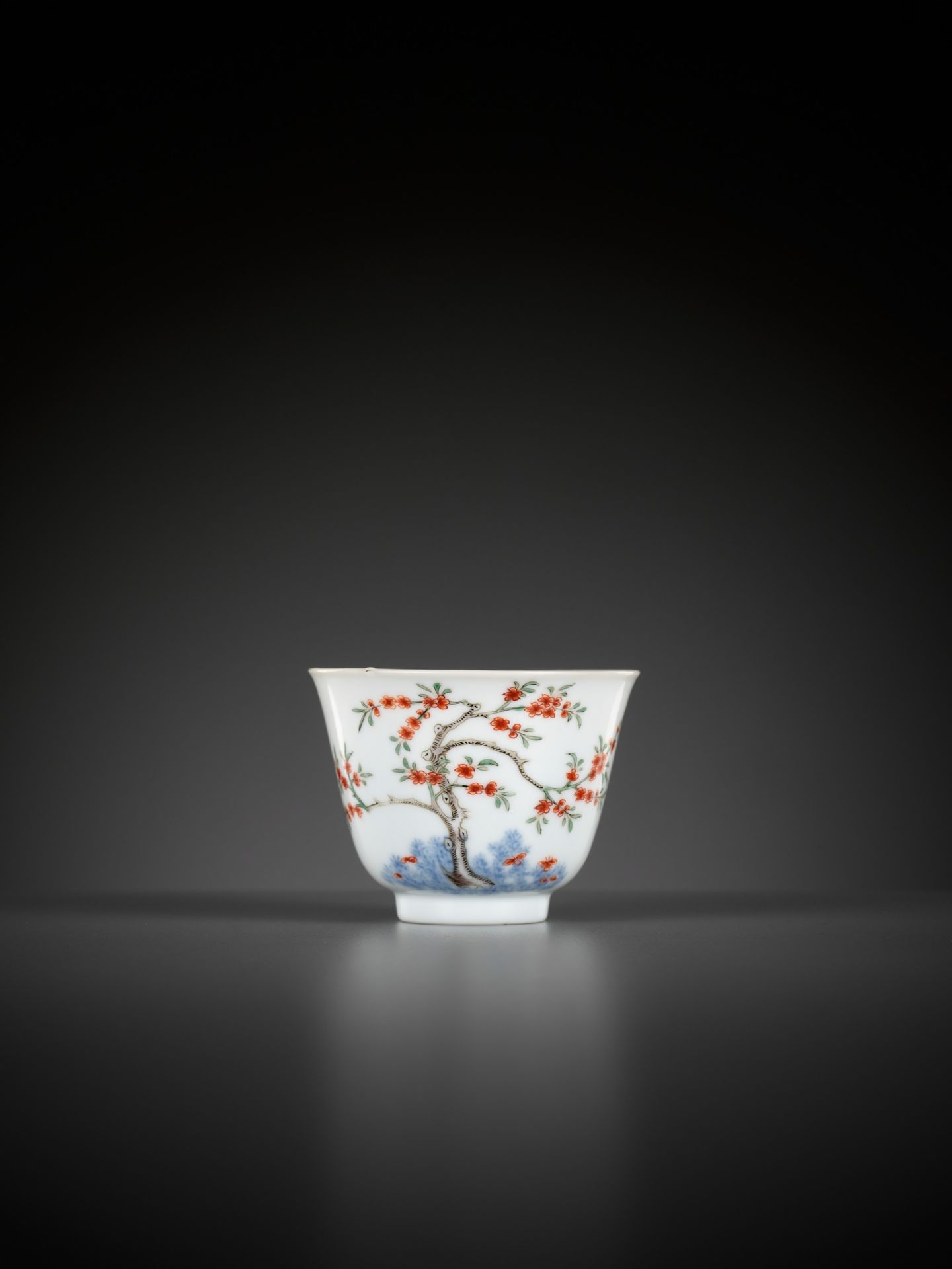 A RARE WUCAI 'MONTH' CUP, KANGXI MARK AND PERIOD - Image 12 of 17